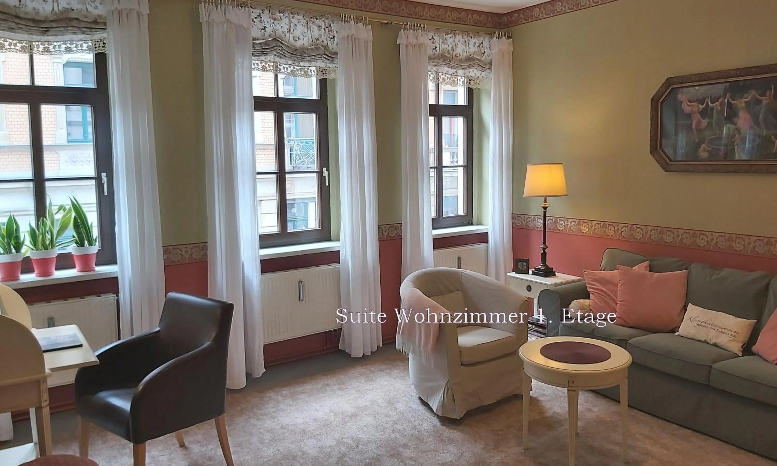 Living room in City-Ferienwohnungen-Dresden - zentral gelegen im Haus Louisenstrasse 11 - Dresden-Neustadt