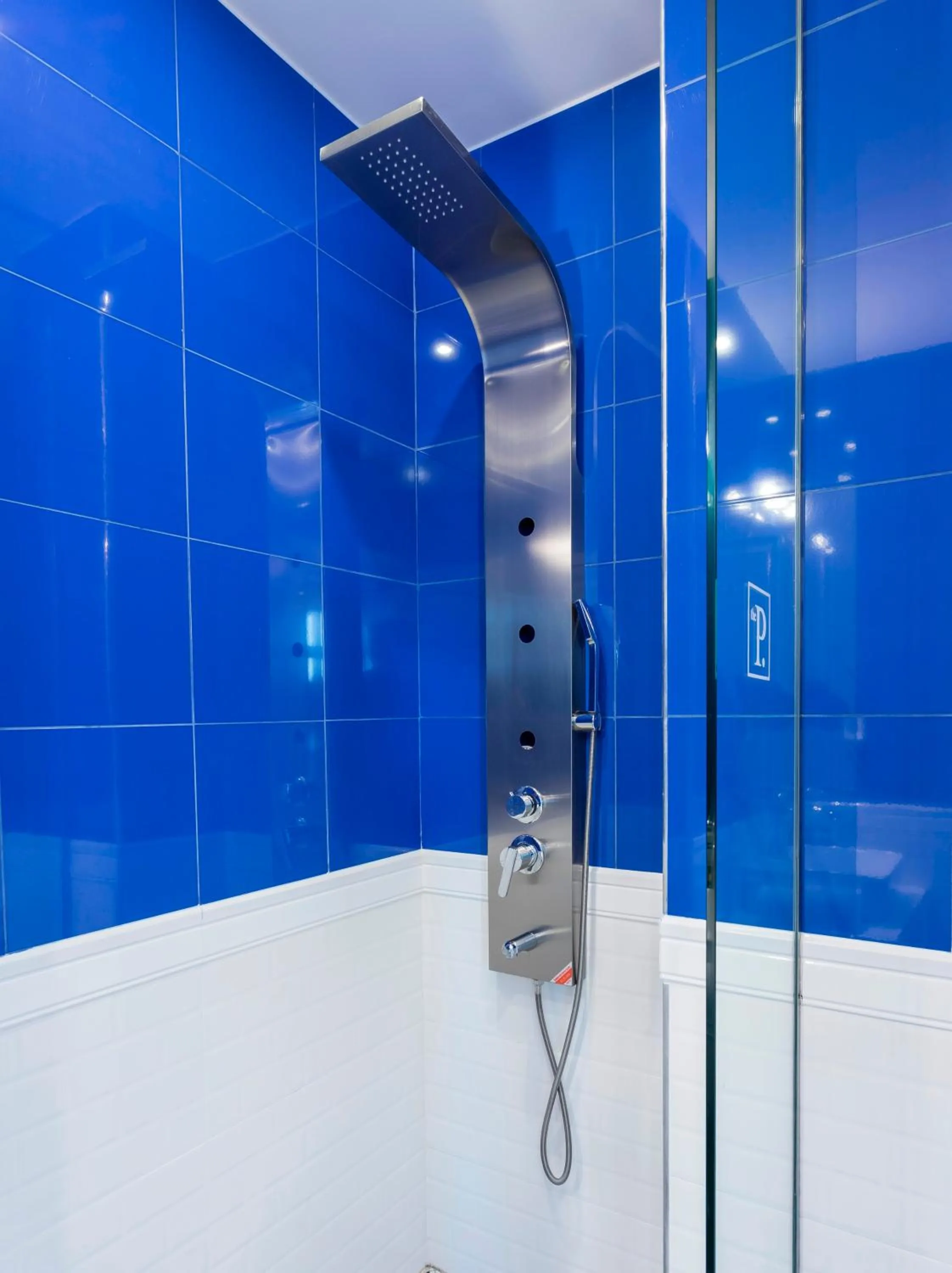 Bathroom in The Pinnacle Athens