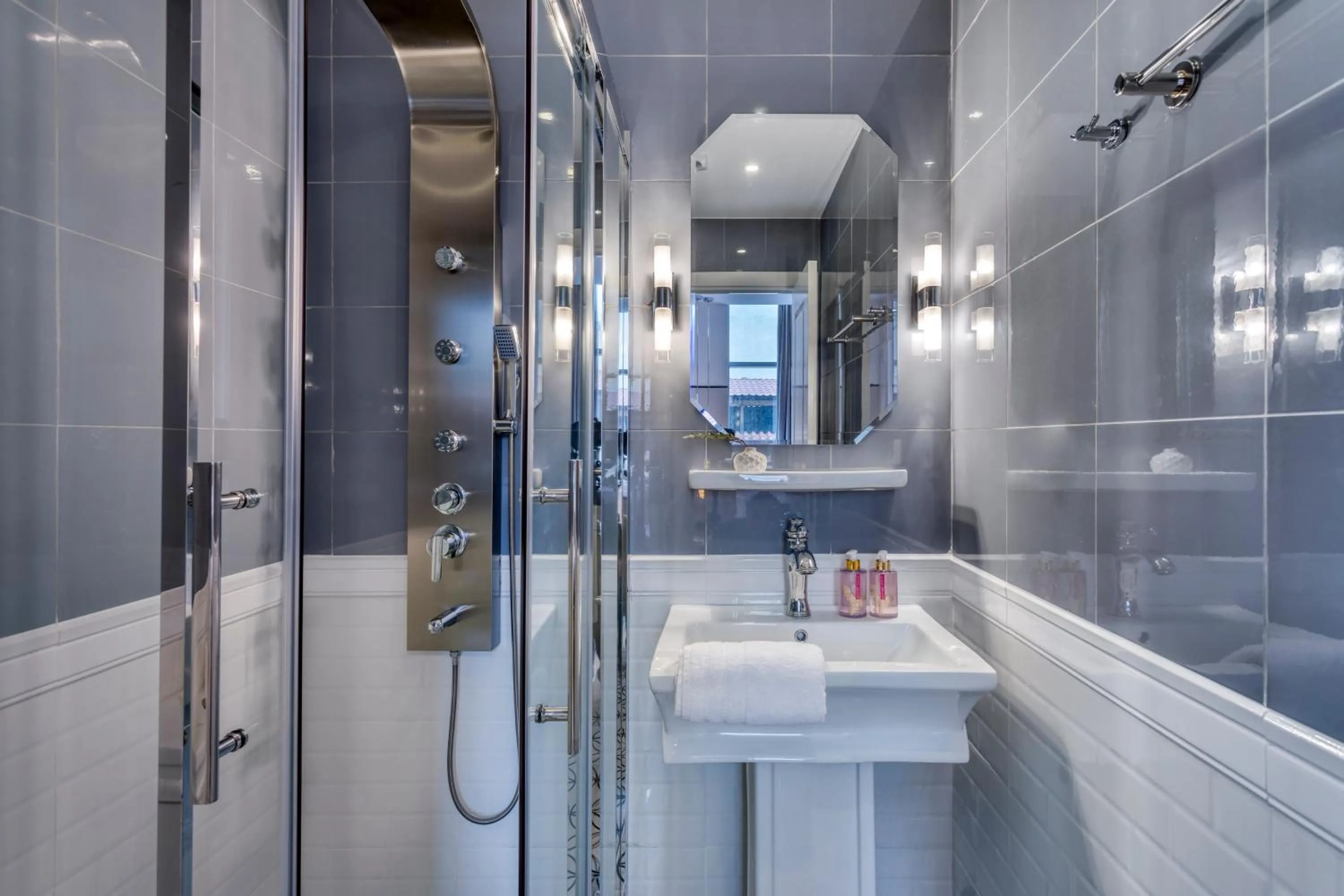 Shower in The Pinnacle Athens