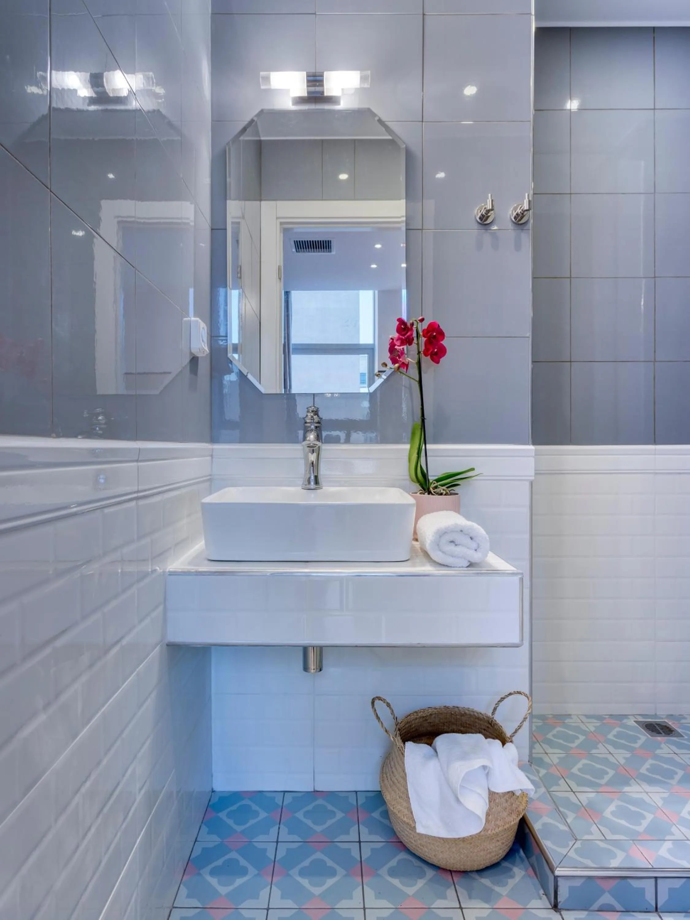 Bathroom in The Pinnacle Athens