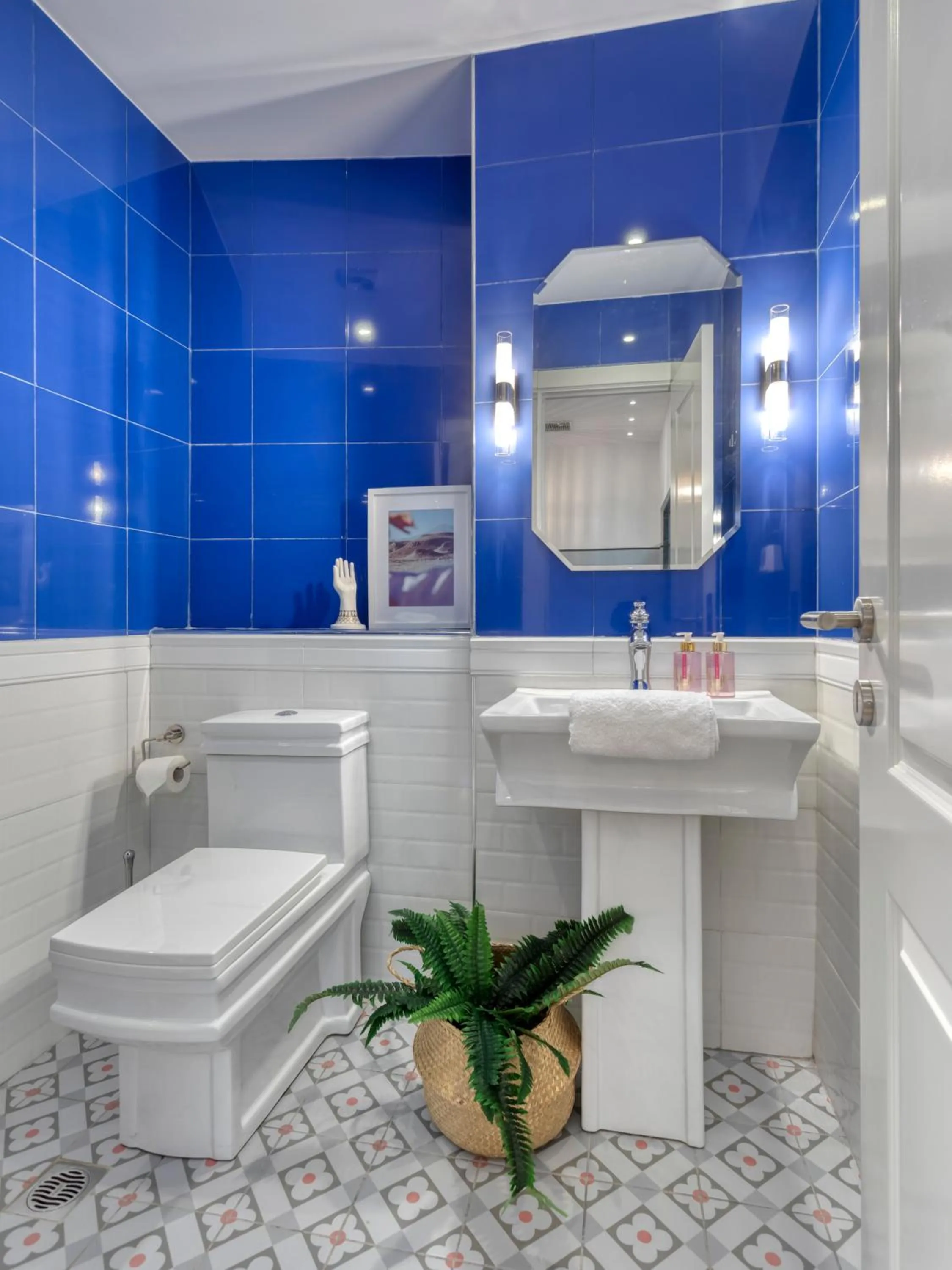 Toilet in The Pinnacle Athens