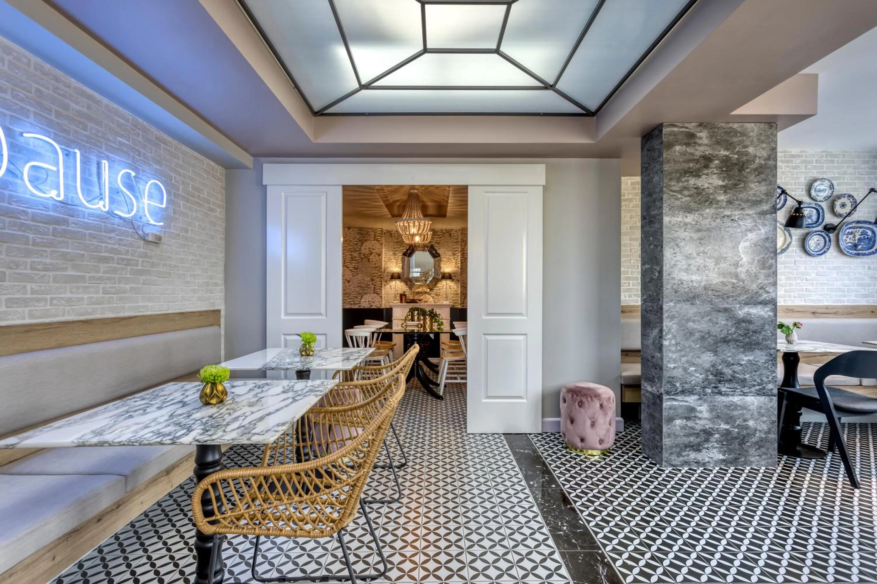 Lounge or bar in The Pinnacle Athens