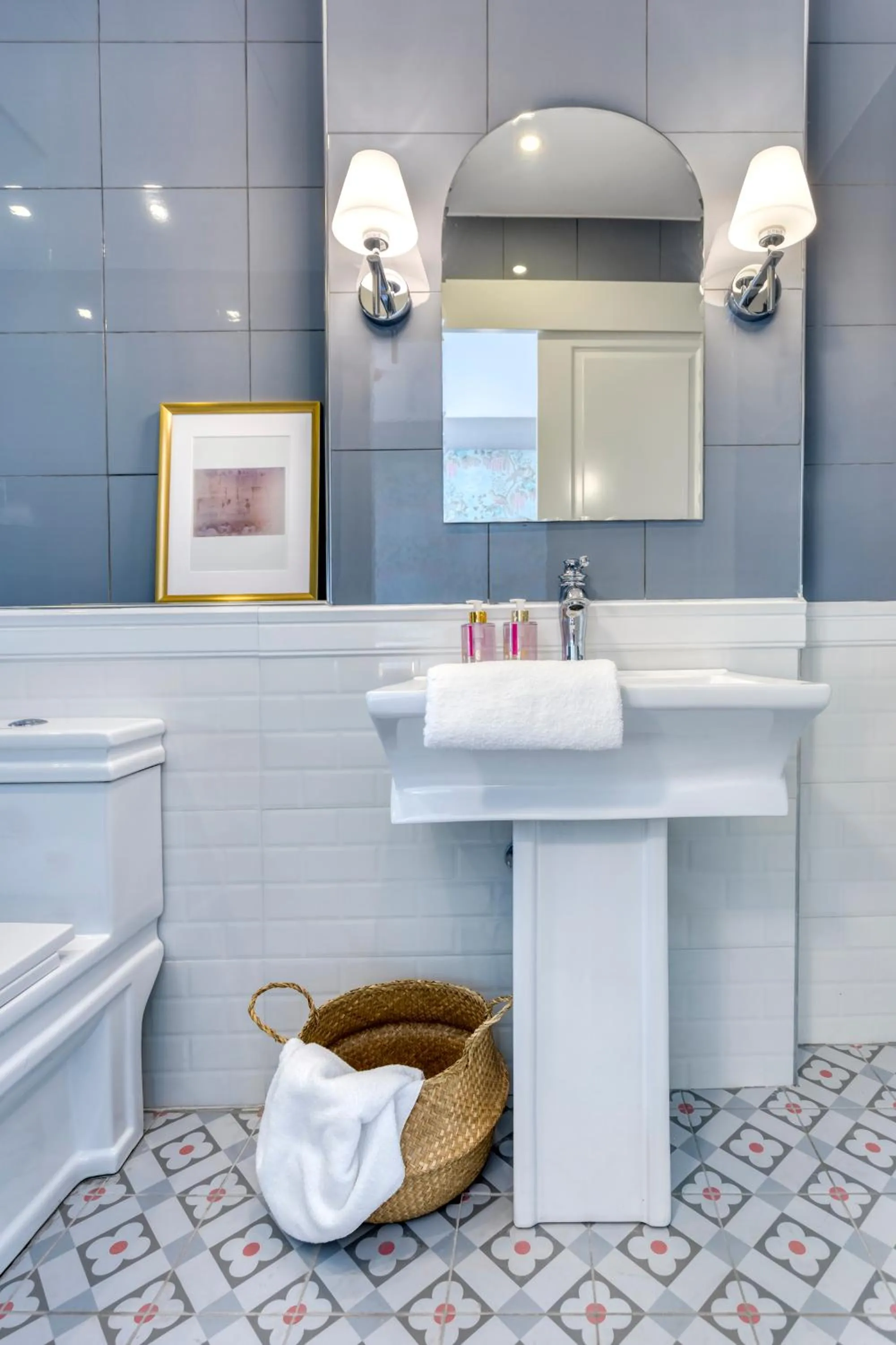 Bathroom in The Pinnacle Athens