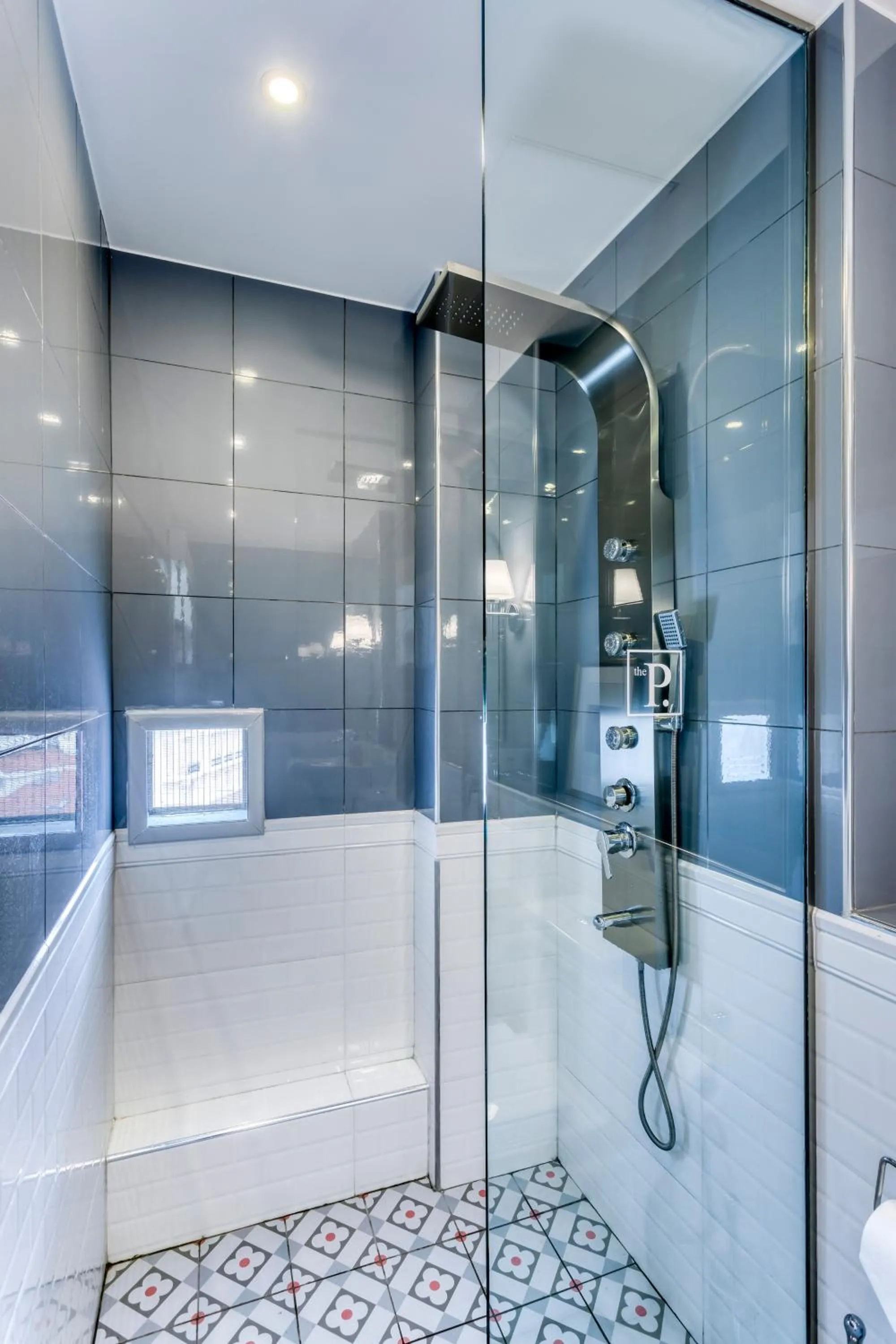 Shower in The Pinnacle Athens