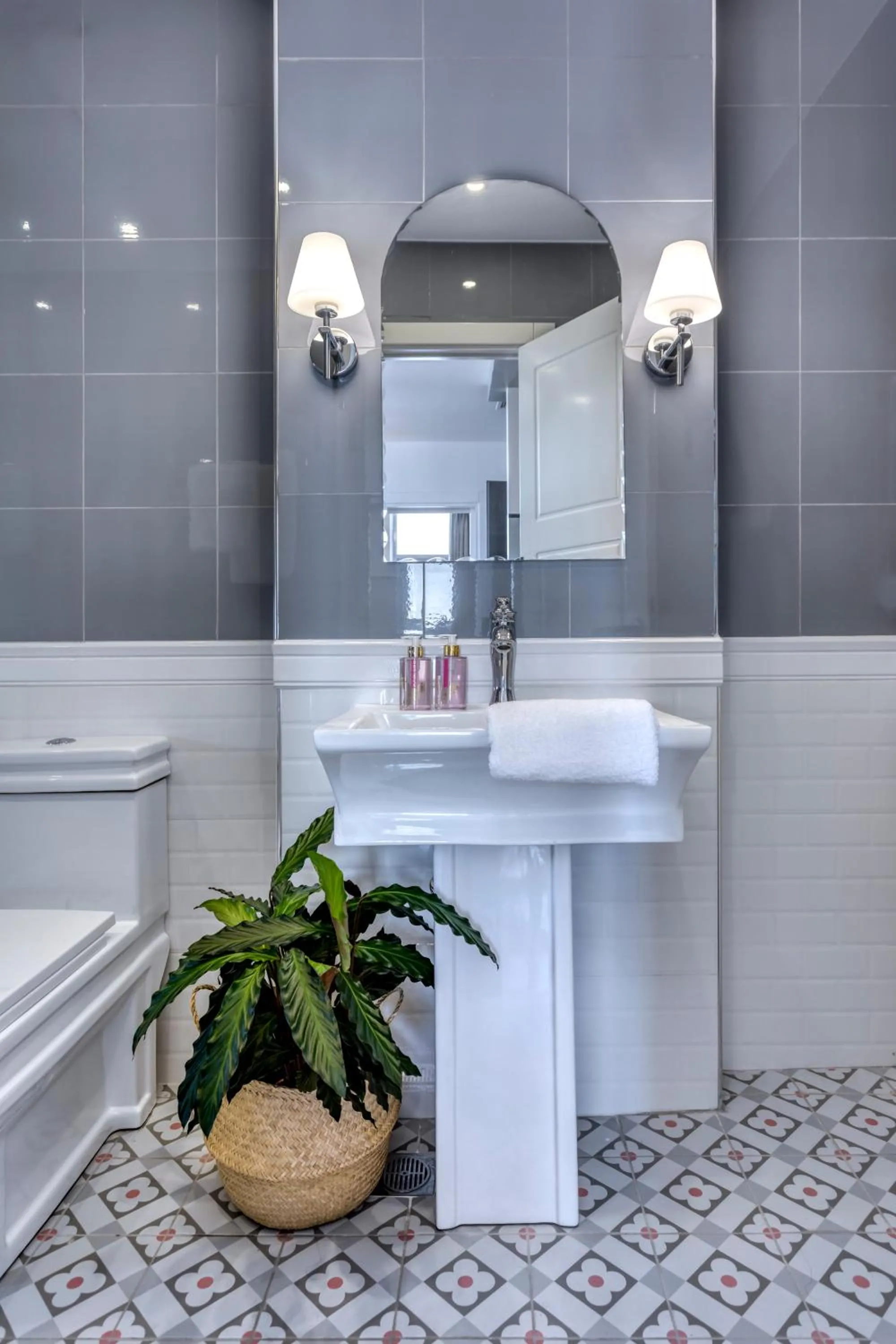 Bathroom in The Pinnacle Athens