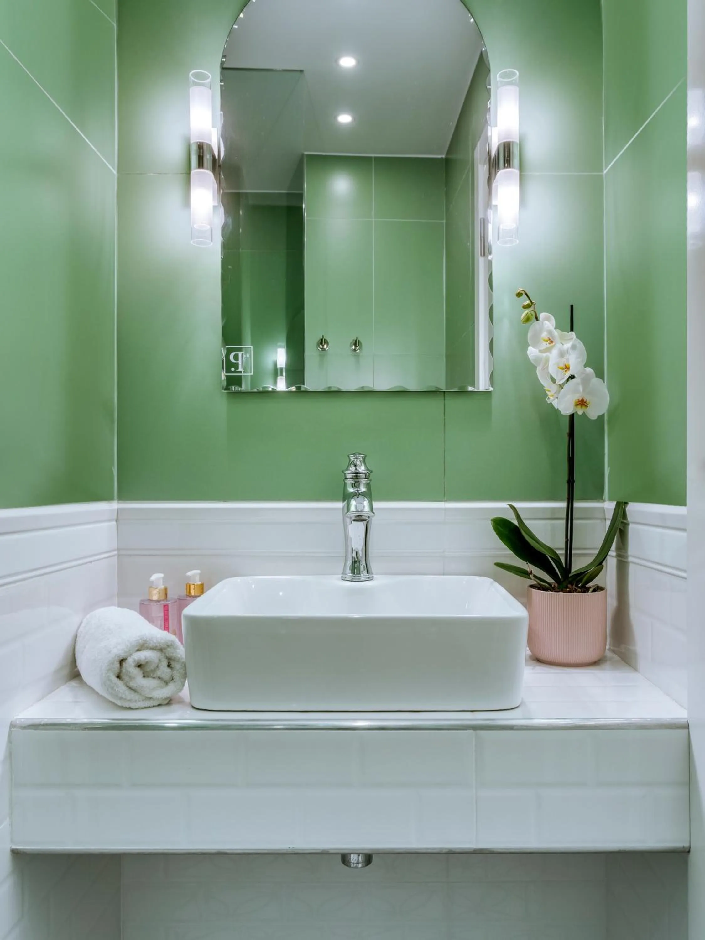 Bathroom in The Pinnacle Athens