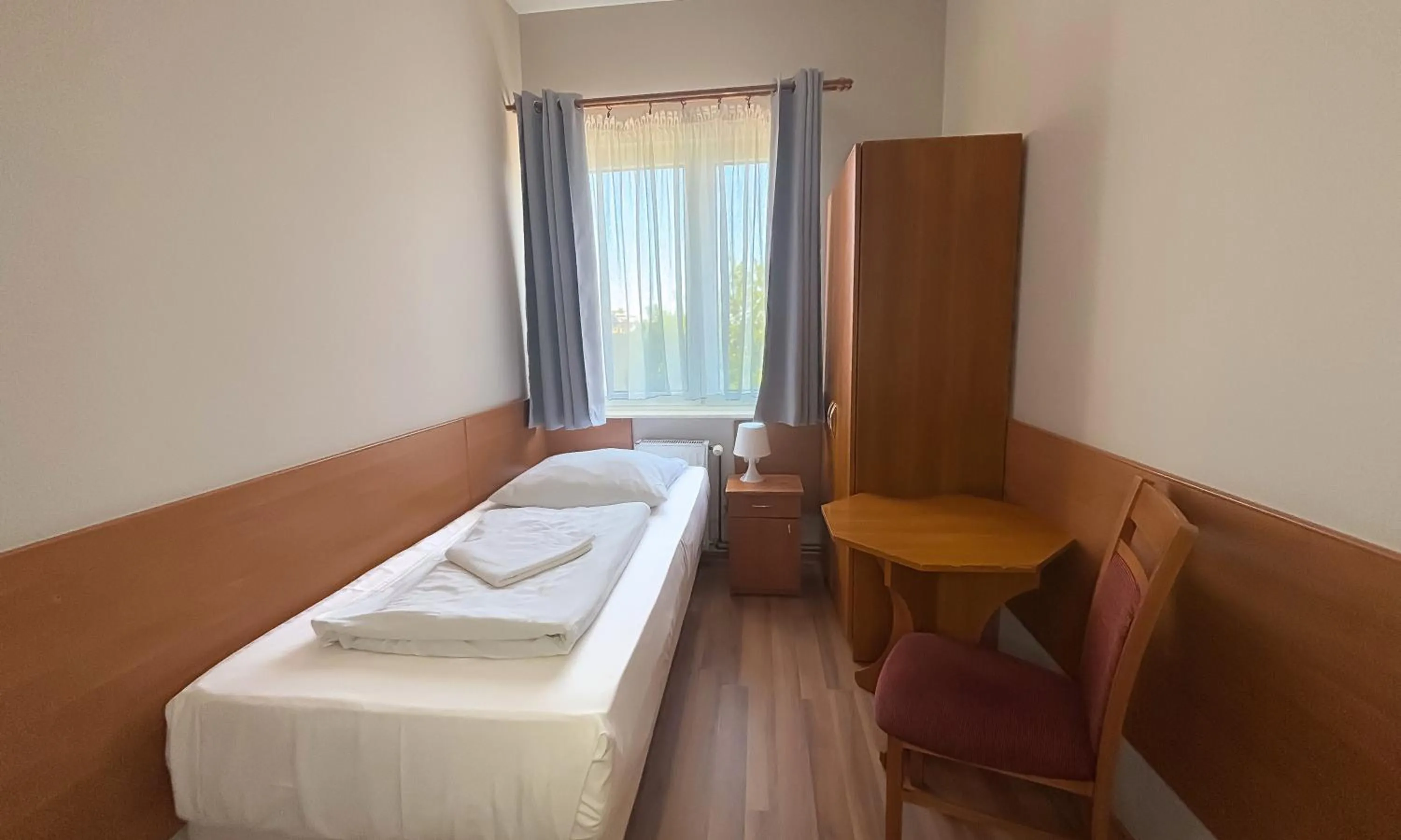 Single Room with Shared Bathroom in City Hostel