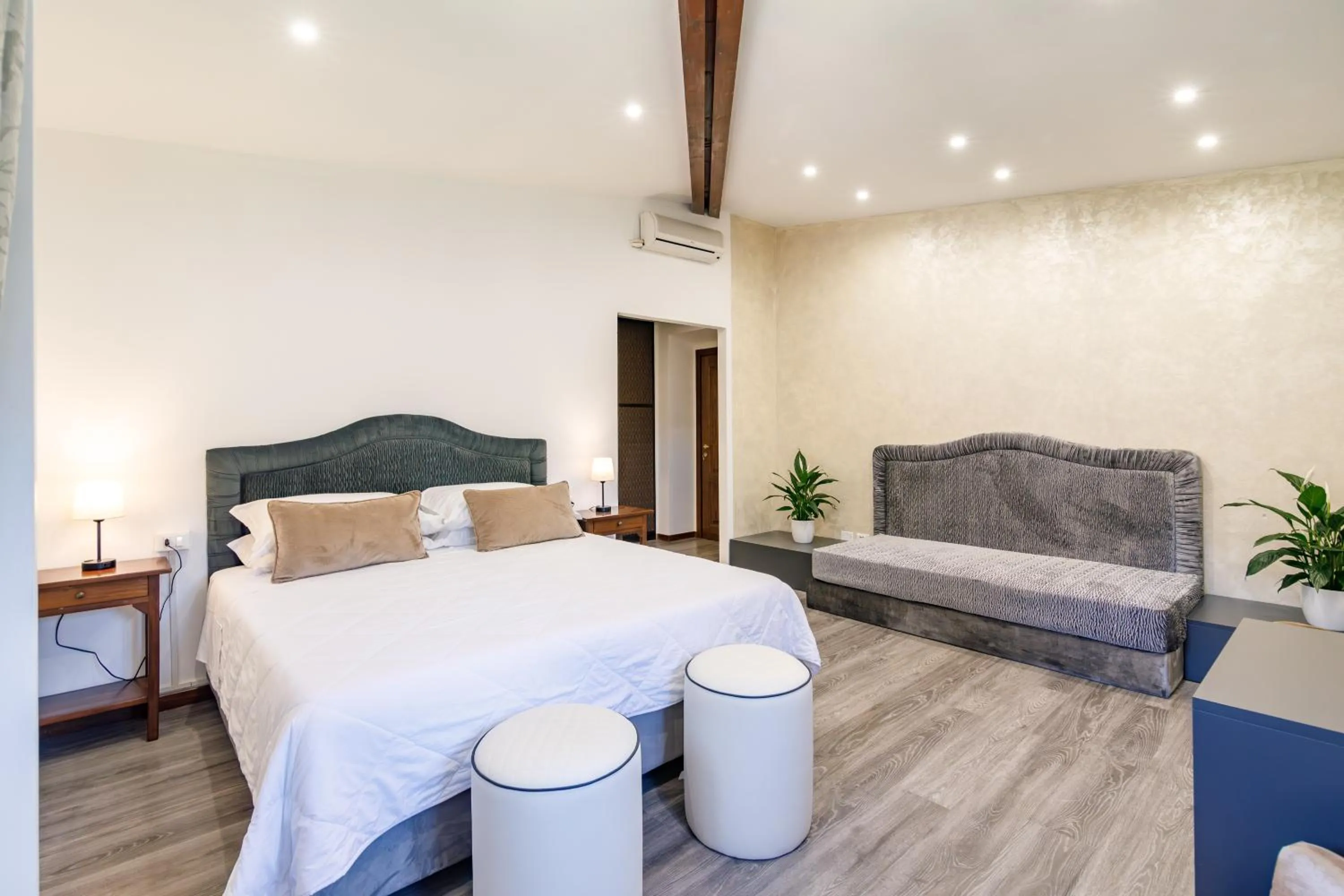 Bedroom, Bed in Agriturismo Villa Godenano - Pool&Restaurant