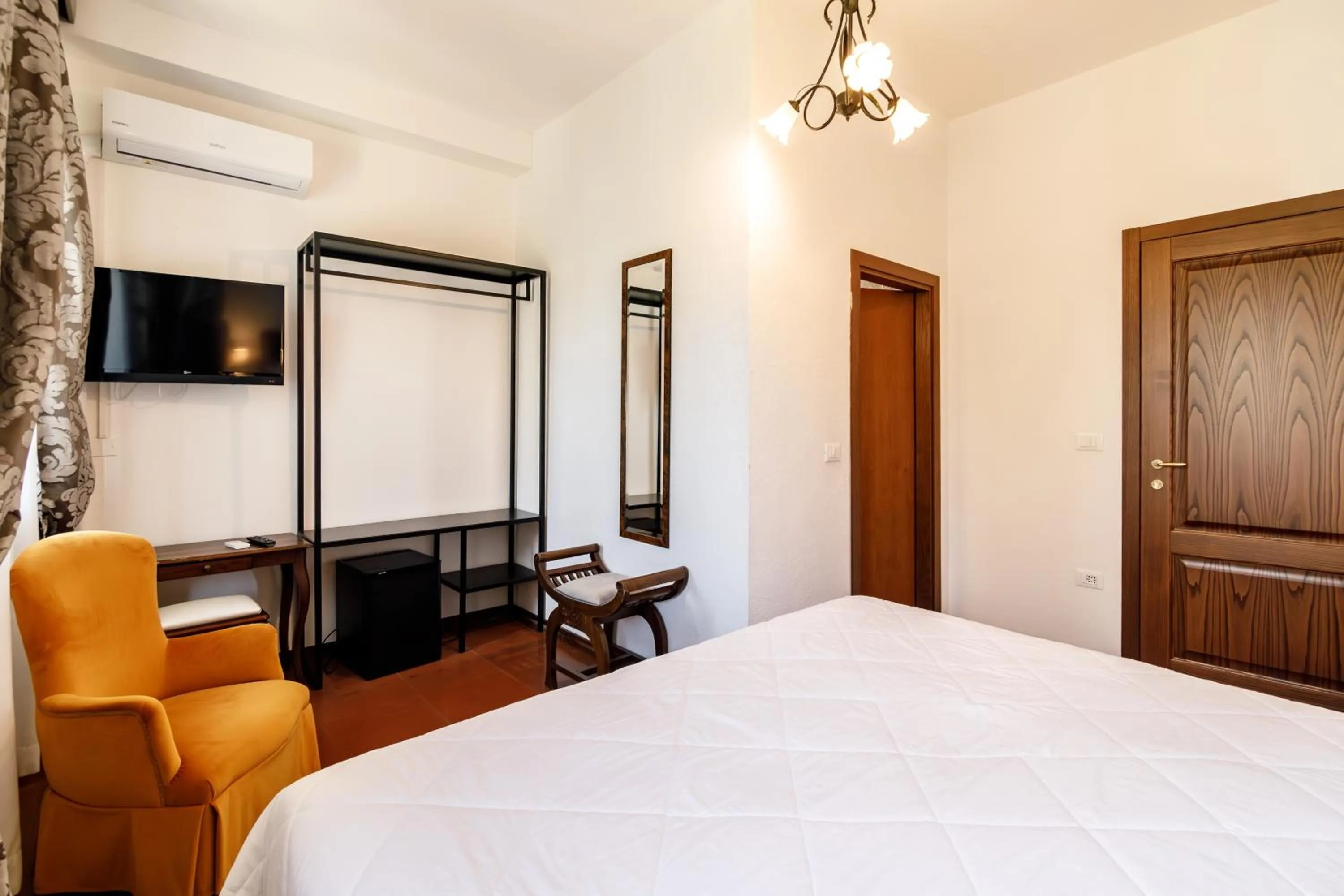 wardrobe, Bed in Agriturismo Villa Godenano - Pool&Restaurant