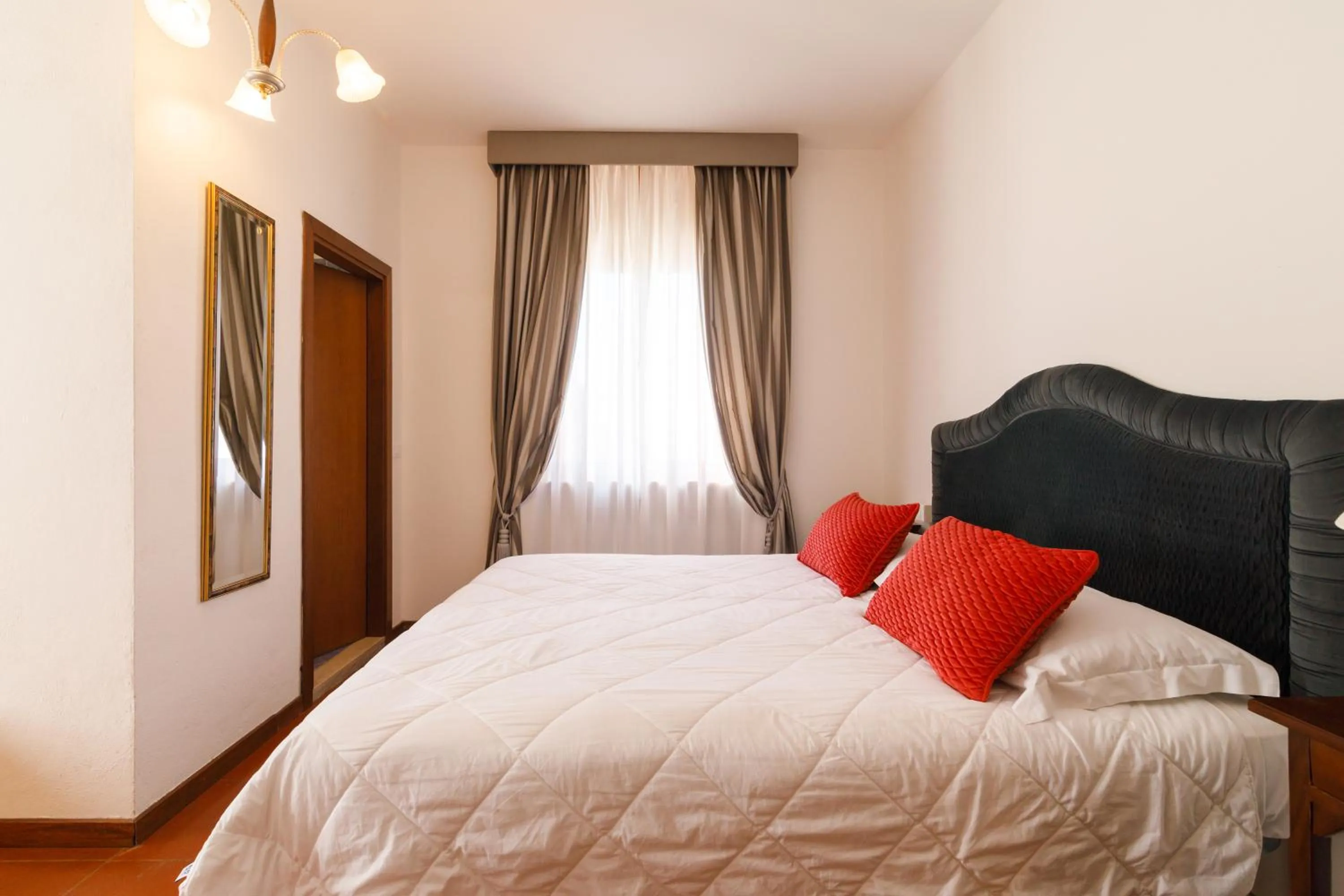 Bedroom, Bed in Agriturismo Villa Godenano - Pool&Restaurant