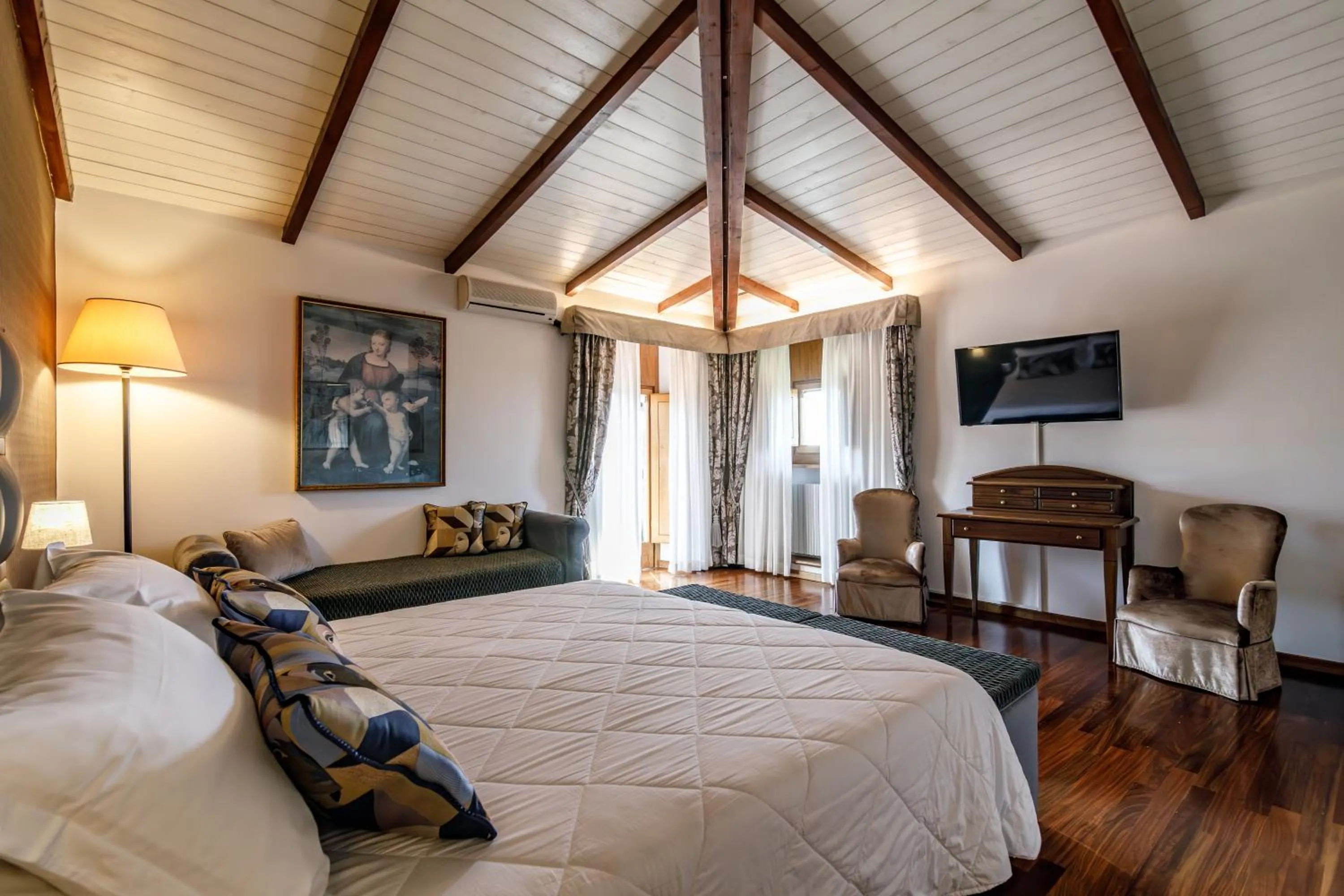 Photo of the whole room, Bed in Agriturismo Villa Godenano - Pool&Restaurant