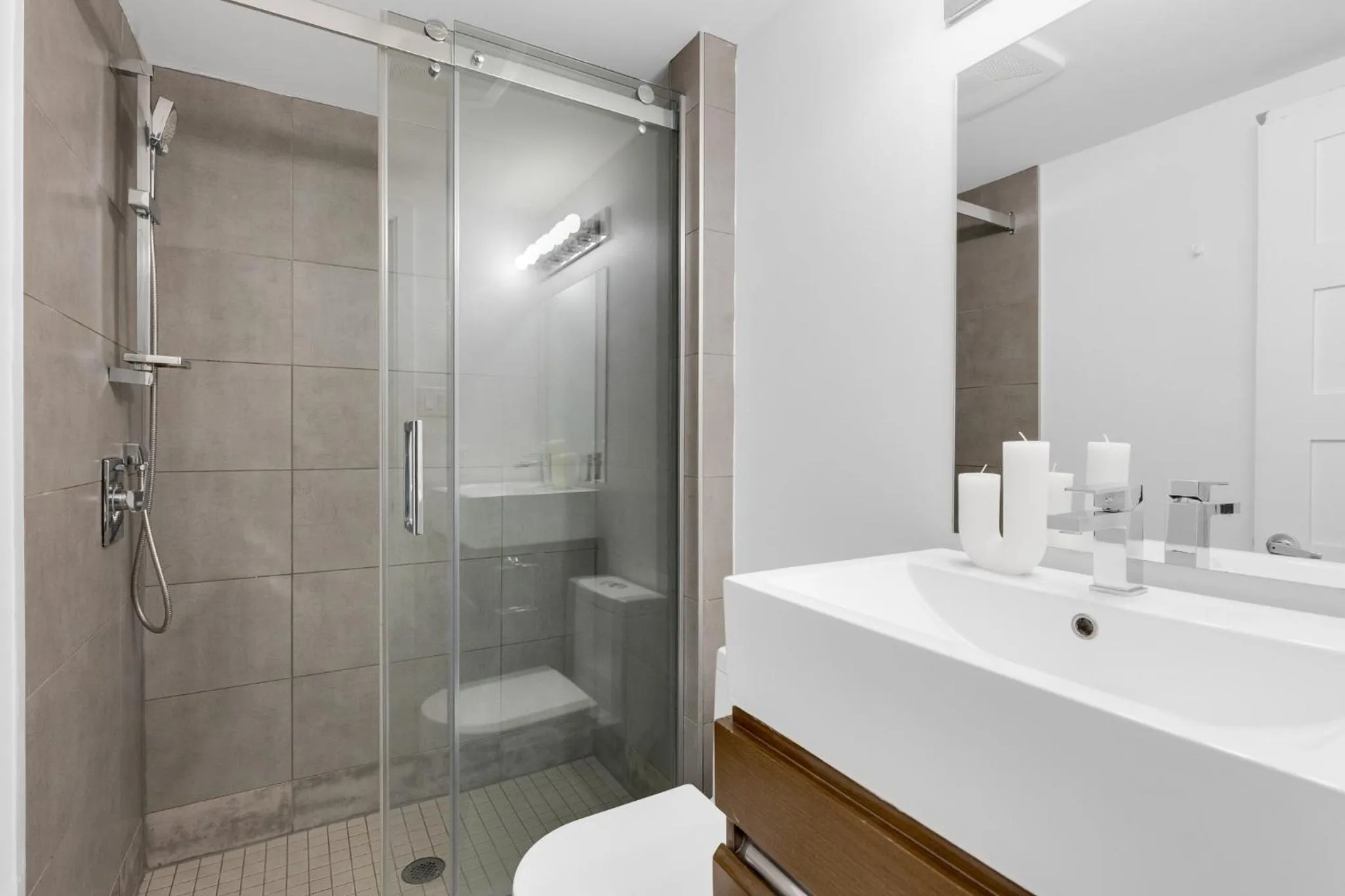 Shower in LiV MTL Main