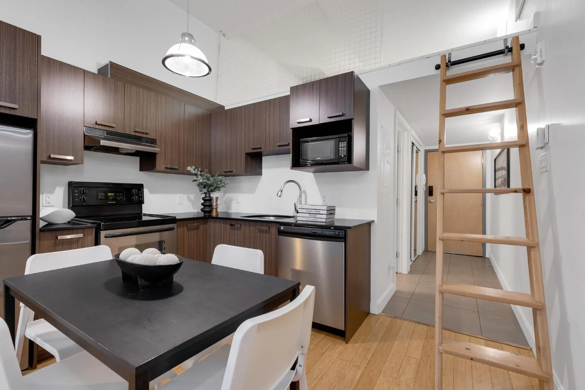 Kitchen or kitchenette in LiV MTL Main