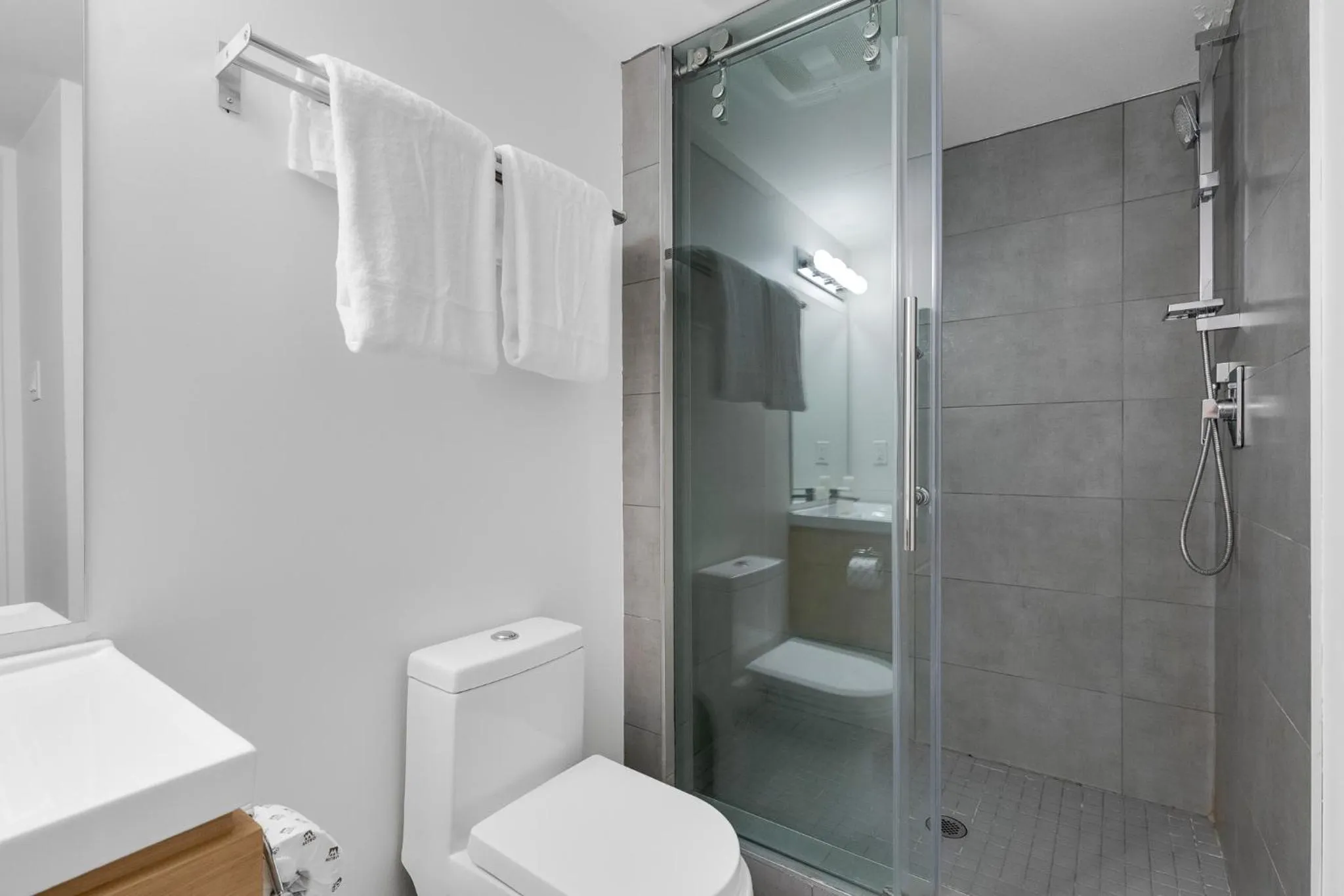 Shower in LiV MTL Main