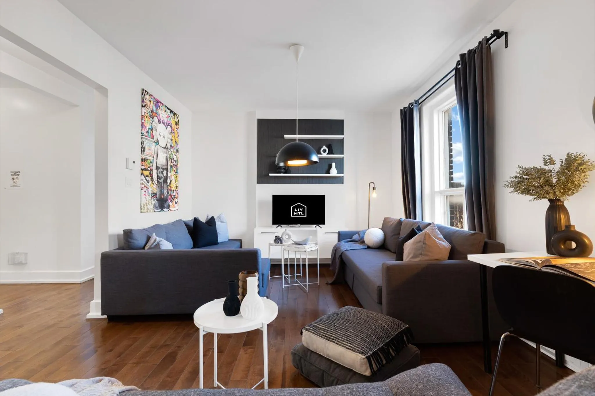 Communal lounge/ TV room in LiV MTL Chic