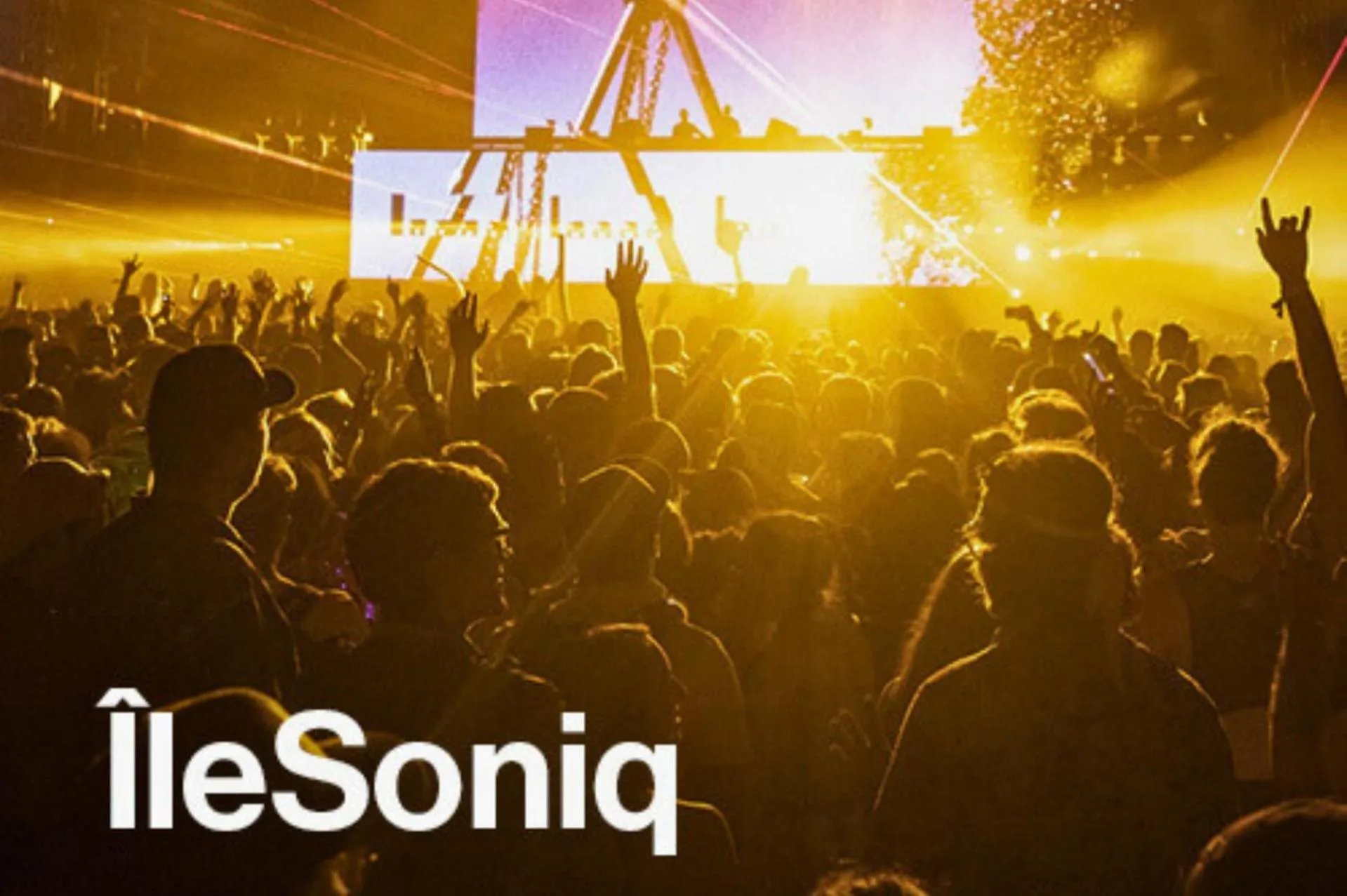 People in LiV MTL Chic