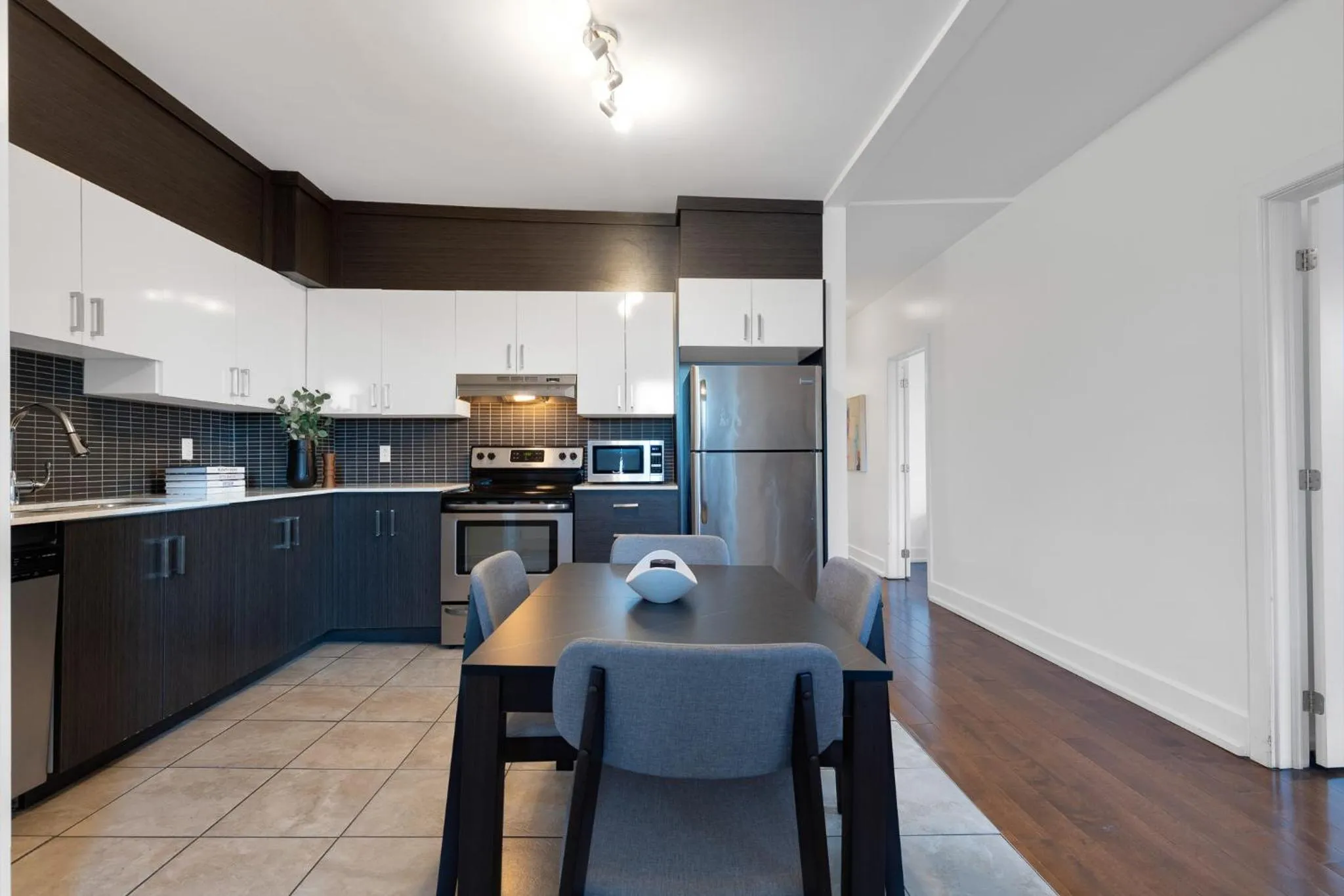 Kitchen or kitchenette in LiV MTL Chic