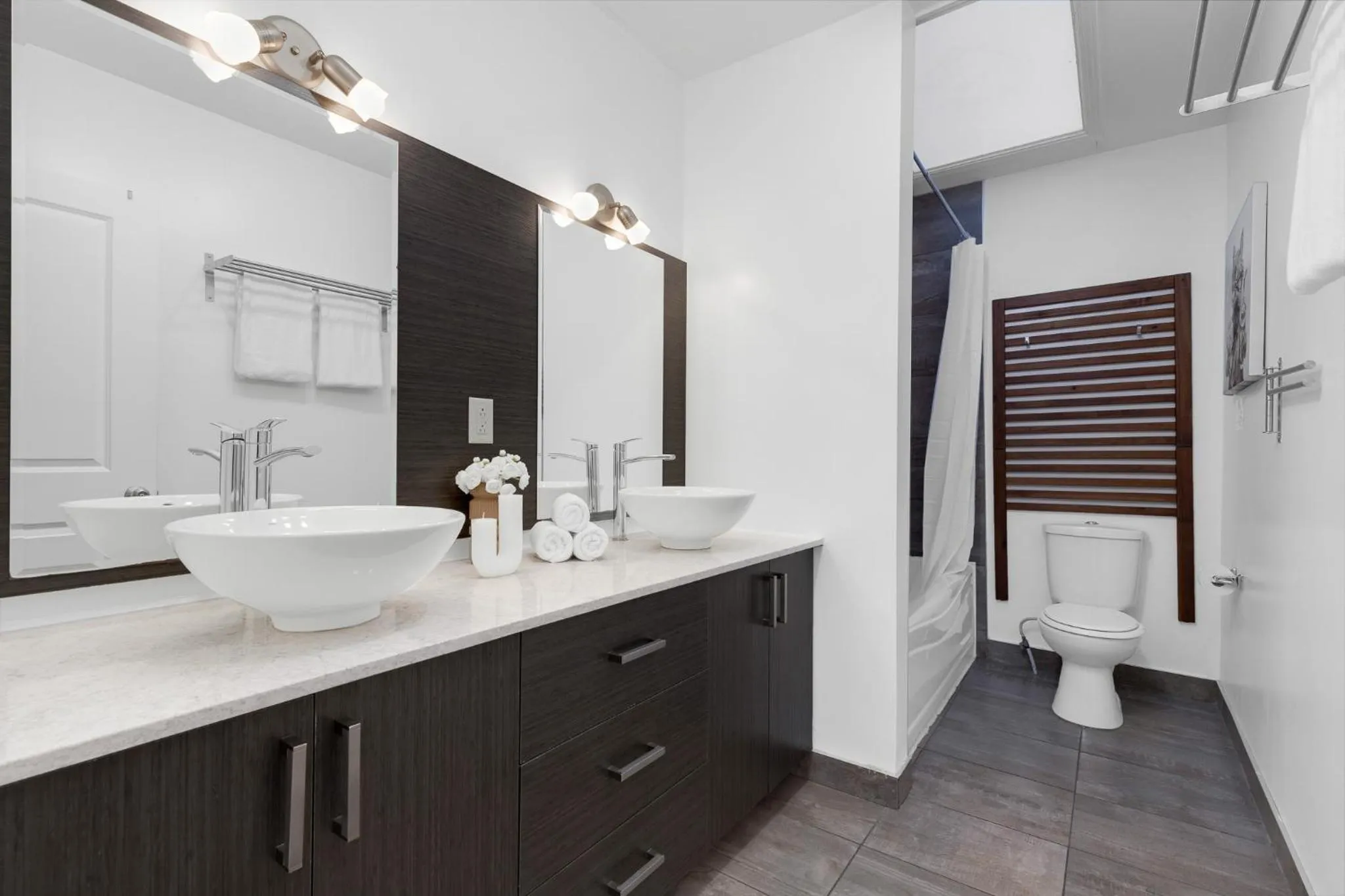 Shower in LiV MTL Chic