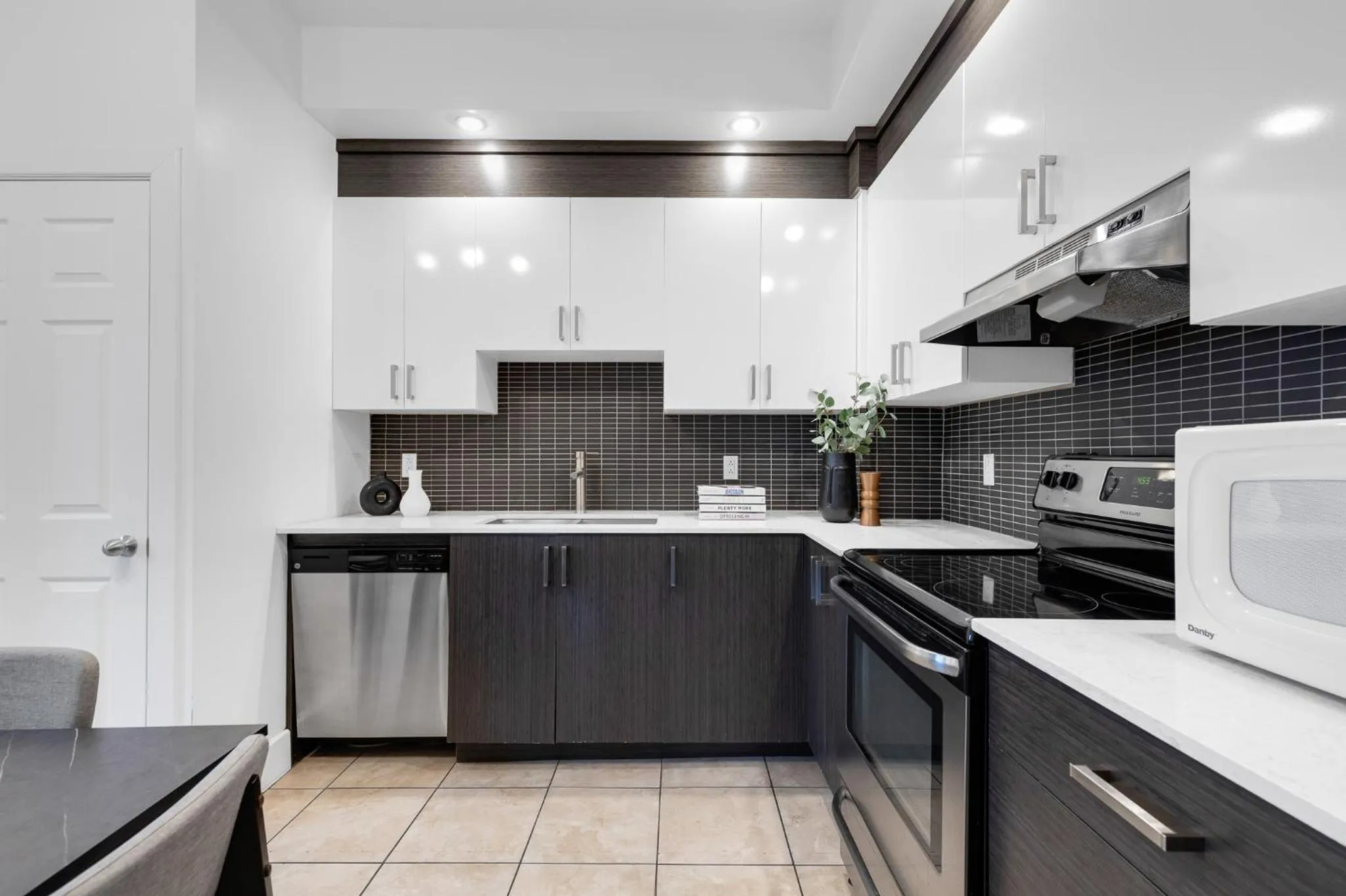 Kitchen or kitchenette in LiV MTL Chic