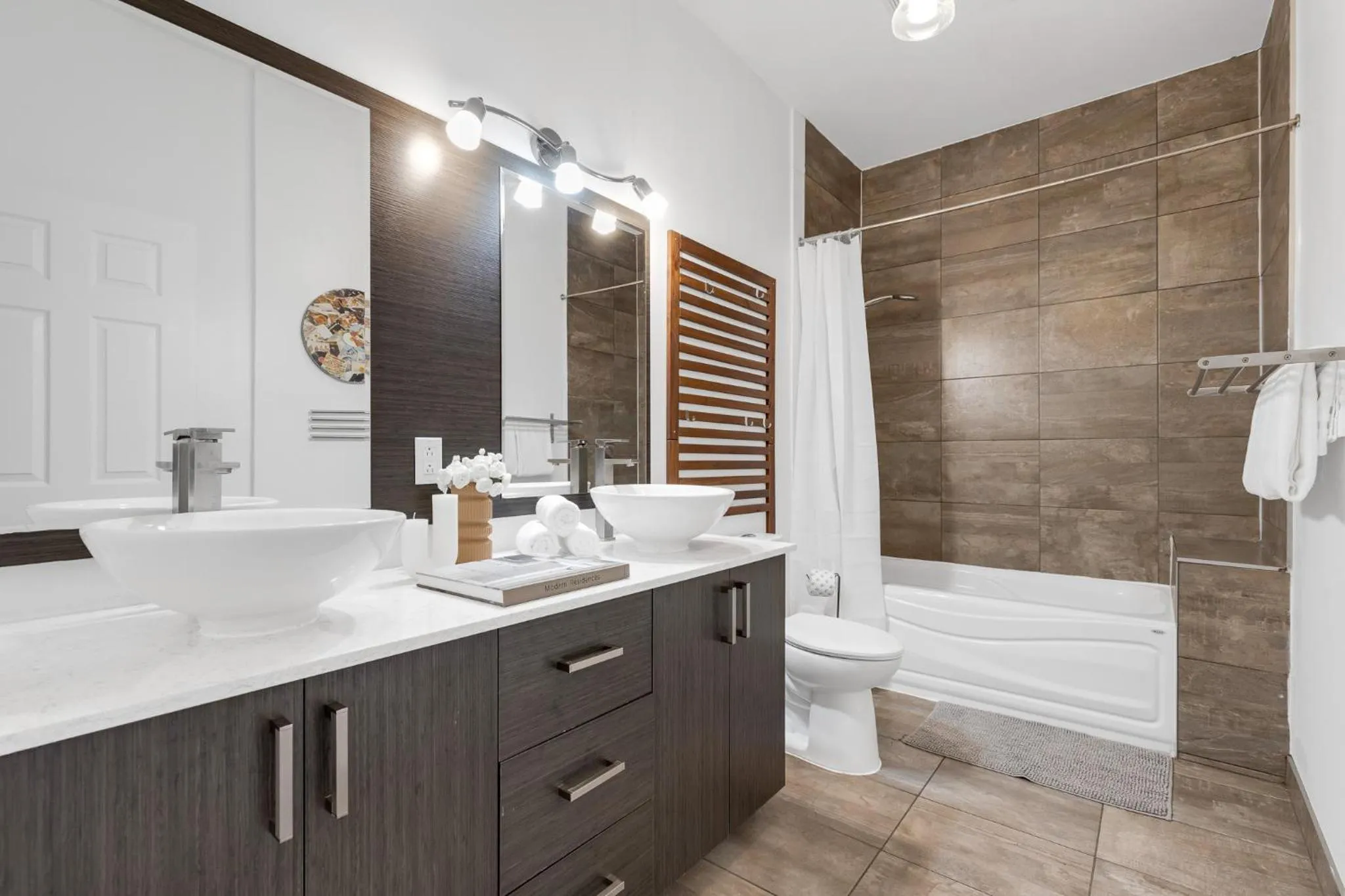 Shower in LiV MTL Chic