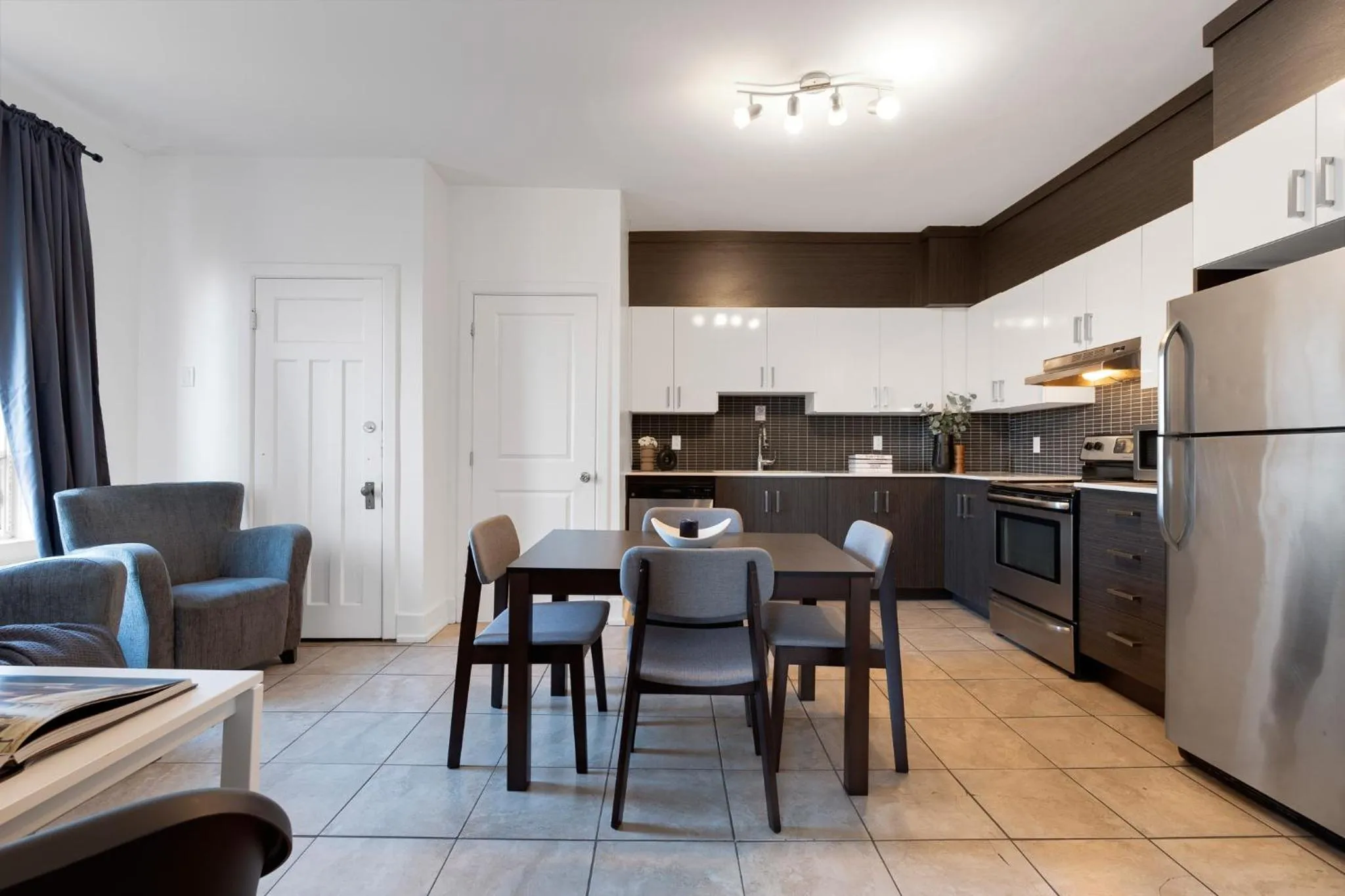 Kitchen or kitchenette in LiV MTL Chic