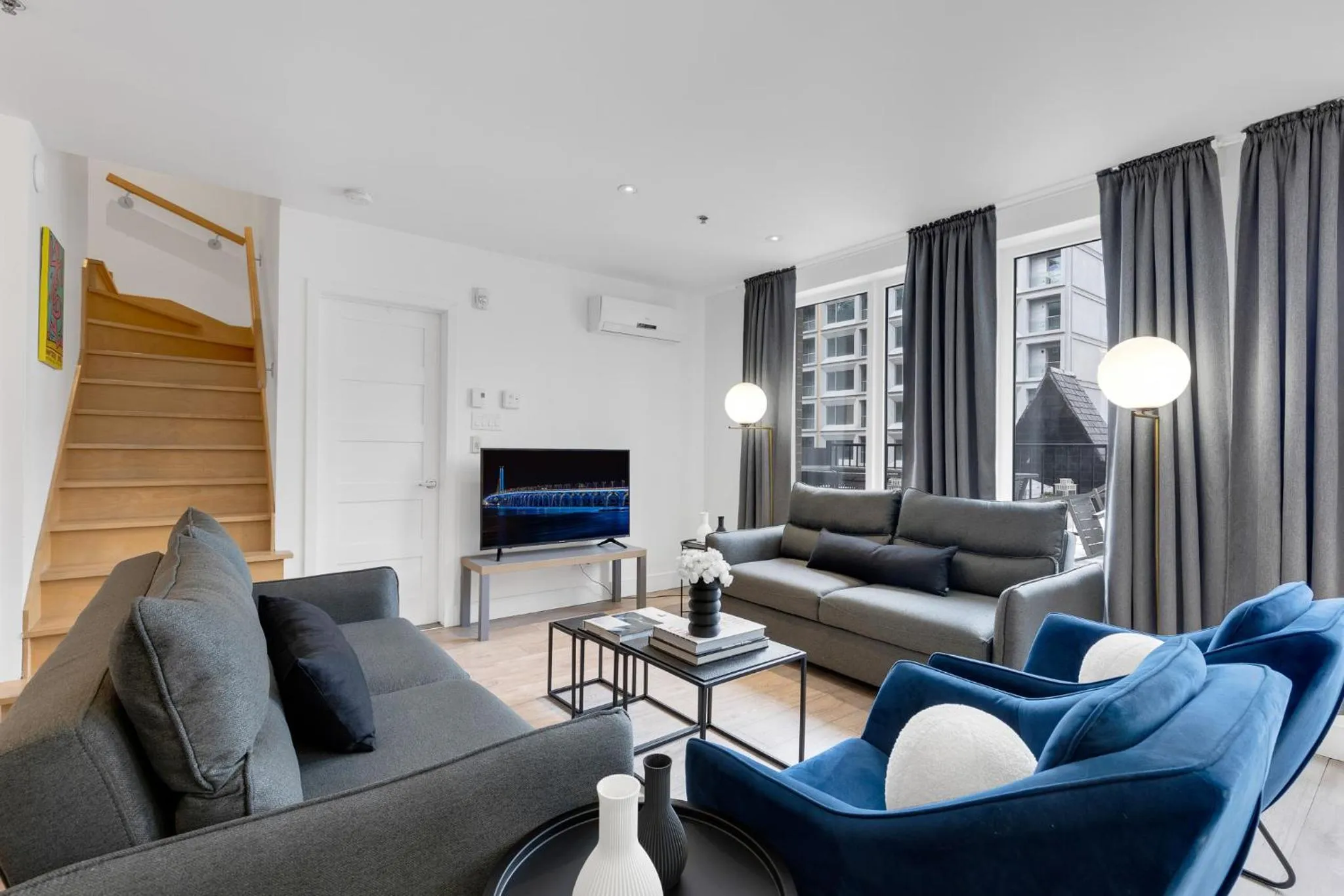 Communal lounge/ TV room in LiV MTL Downtown