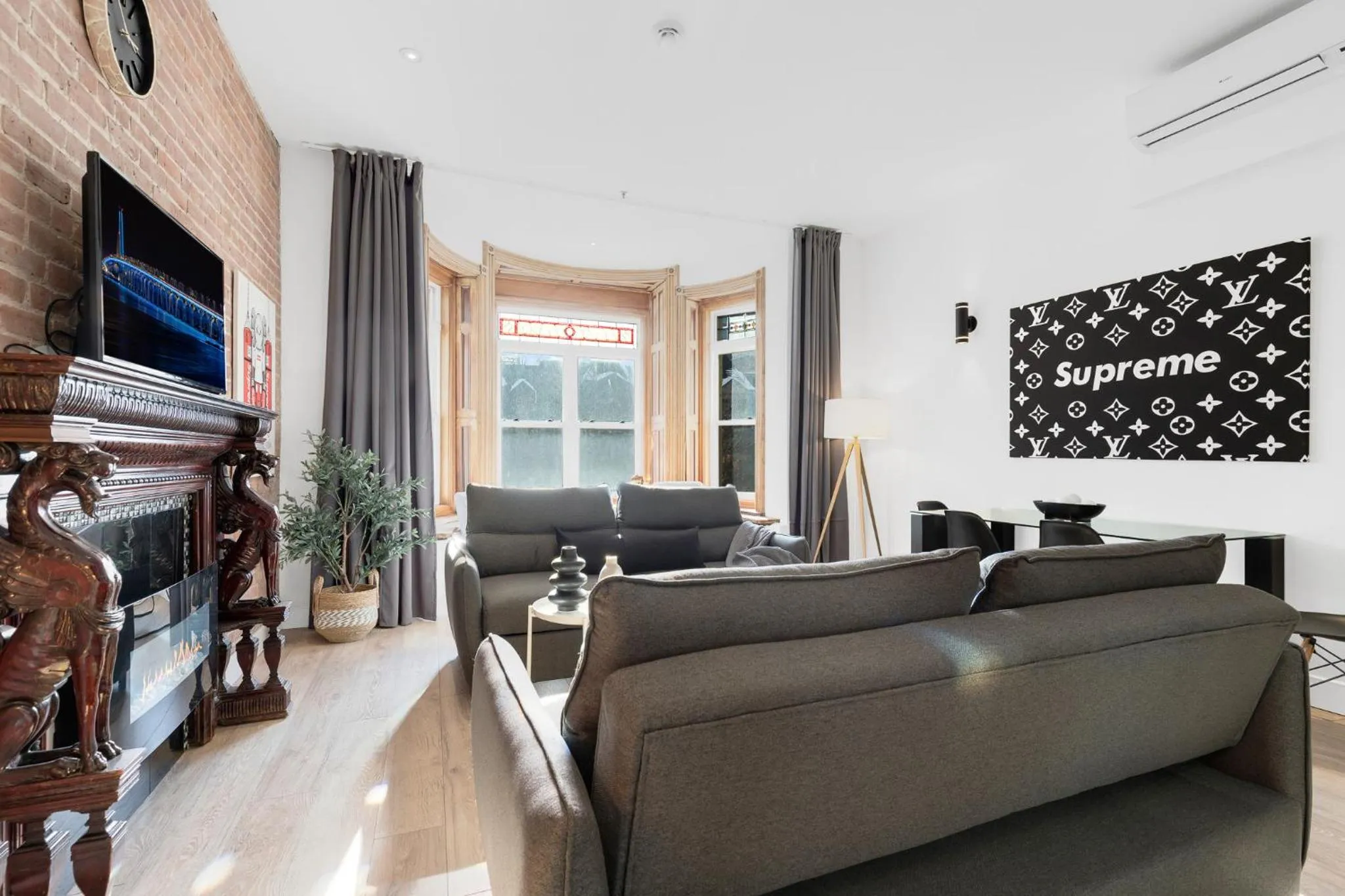 Communal lounge/ TV room in LiV MTL Downtown