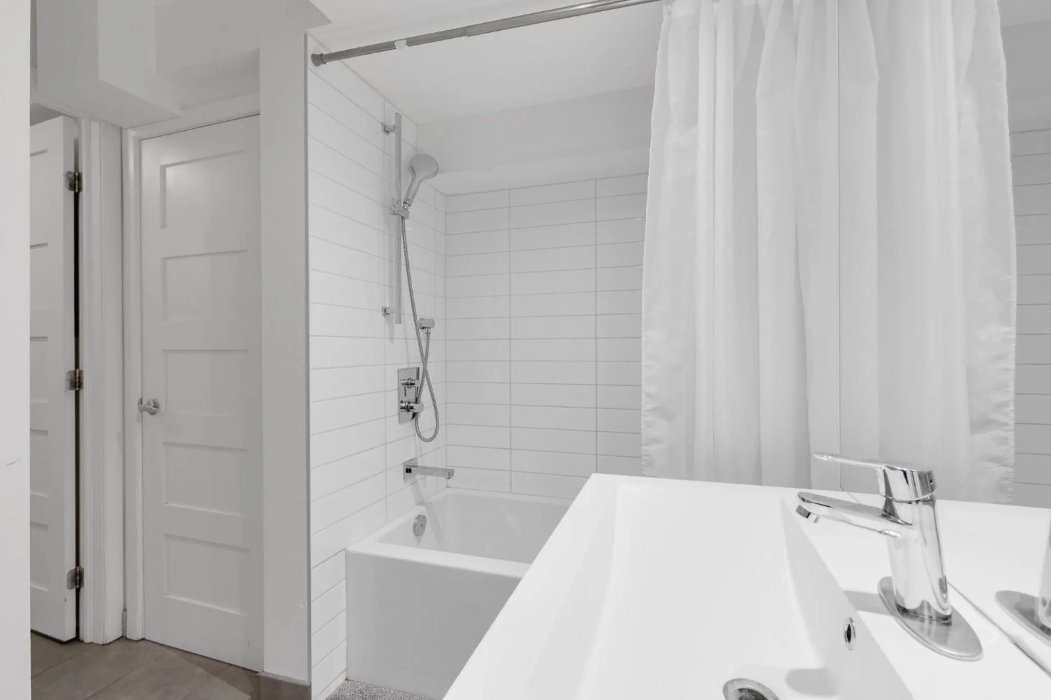 Shower in LiV MTL Downtown