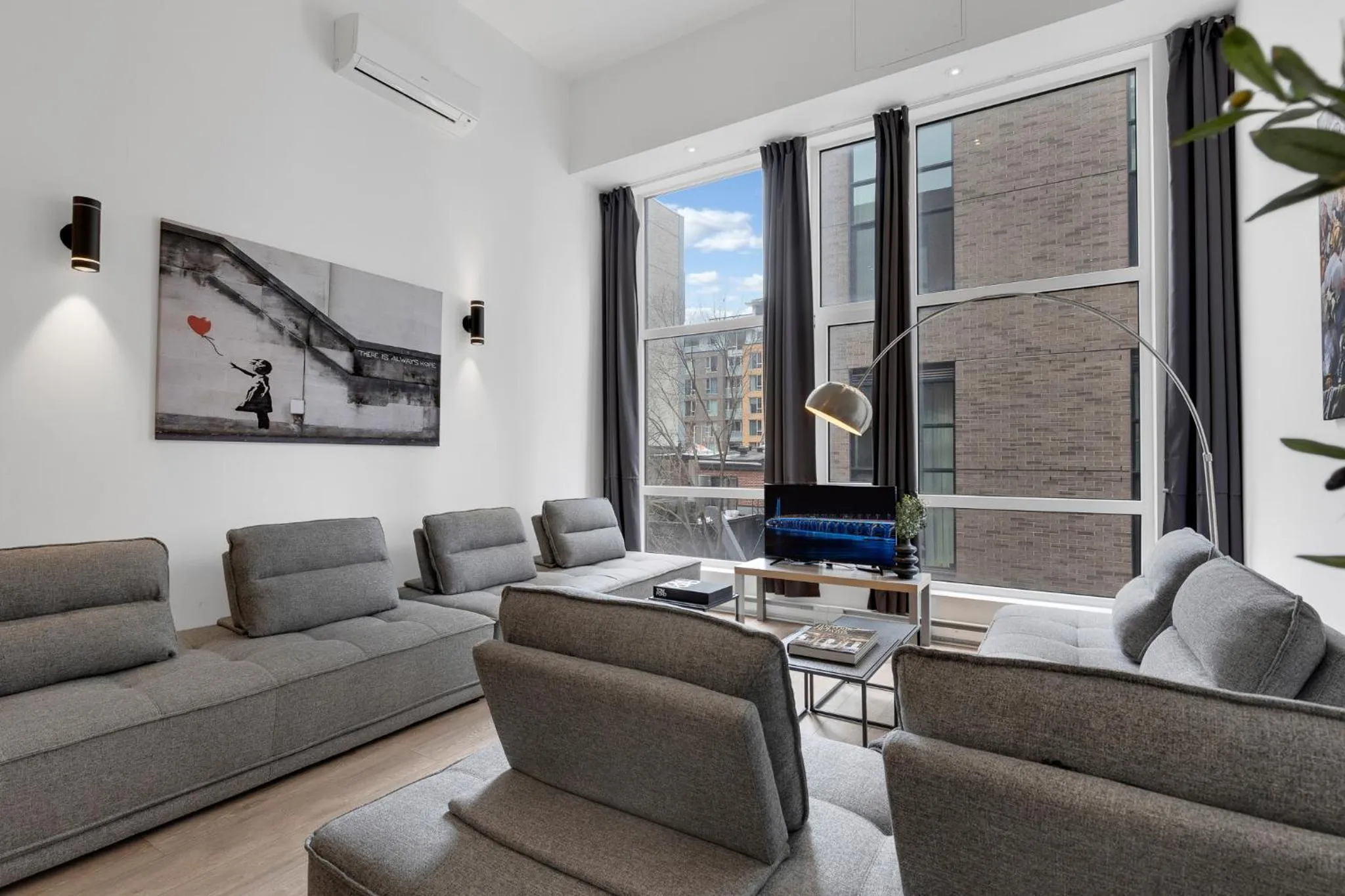 TV and multimedia in LiV MTL Downtown