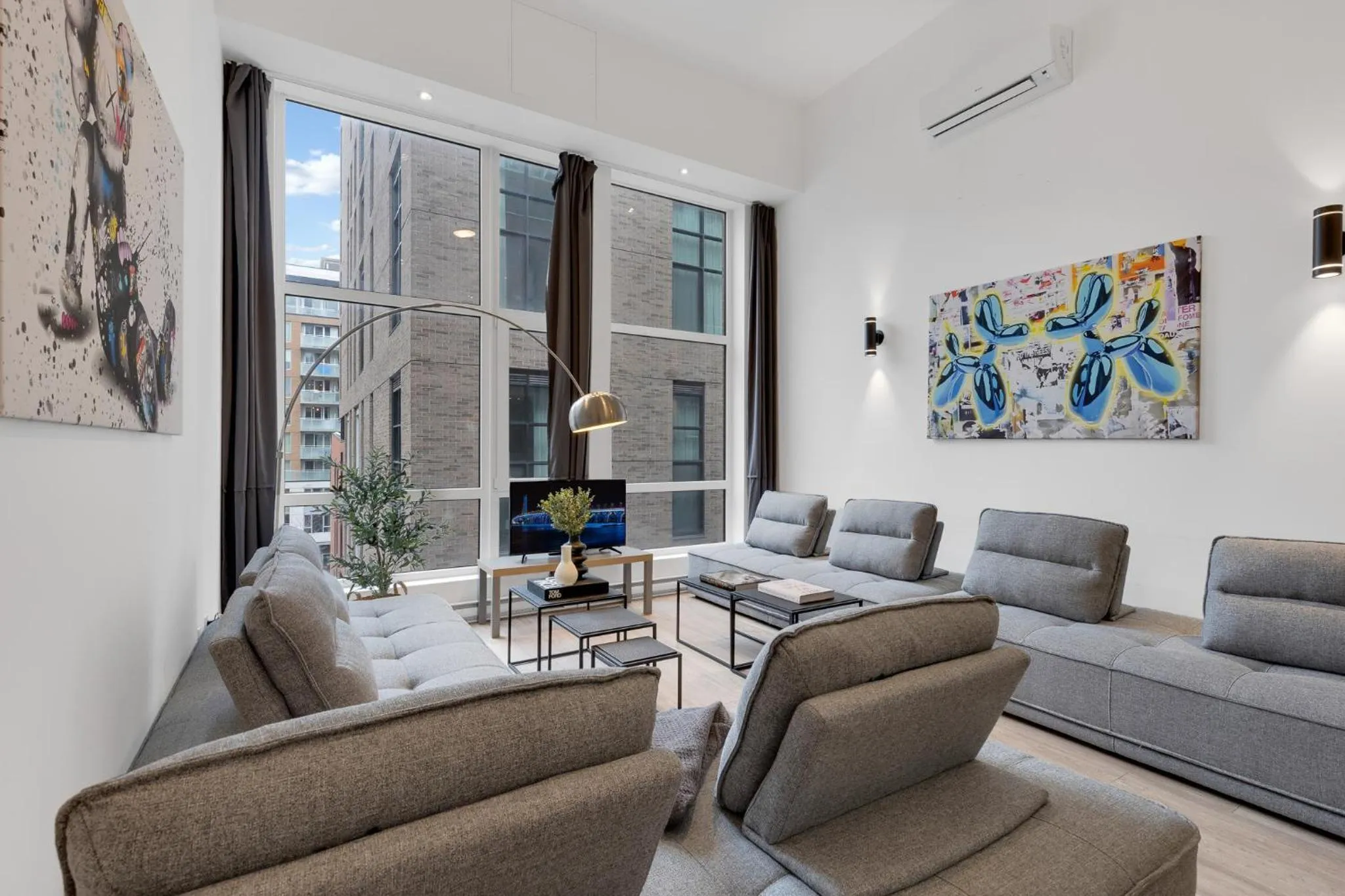 TV and multimedia in LiV MTL Downtown