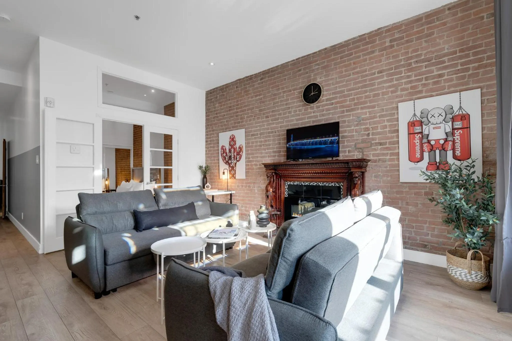 Communal lounge/ TV room in LiV MTL Downtown