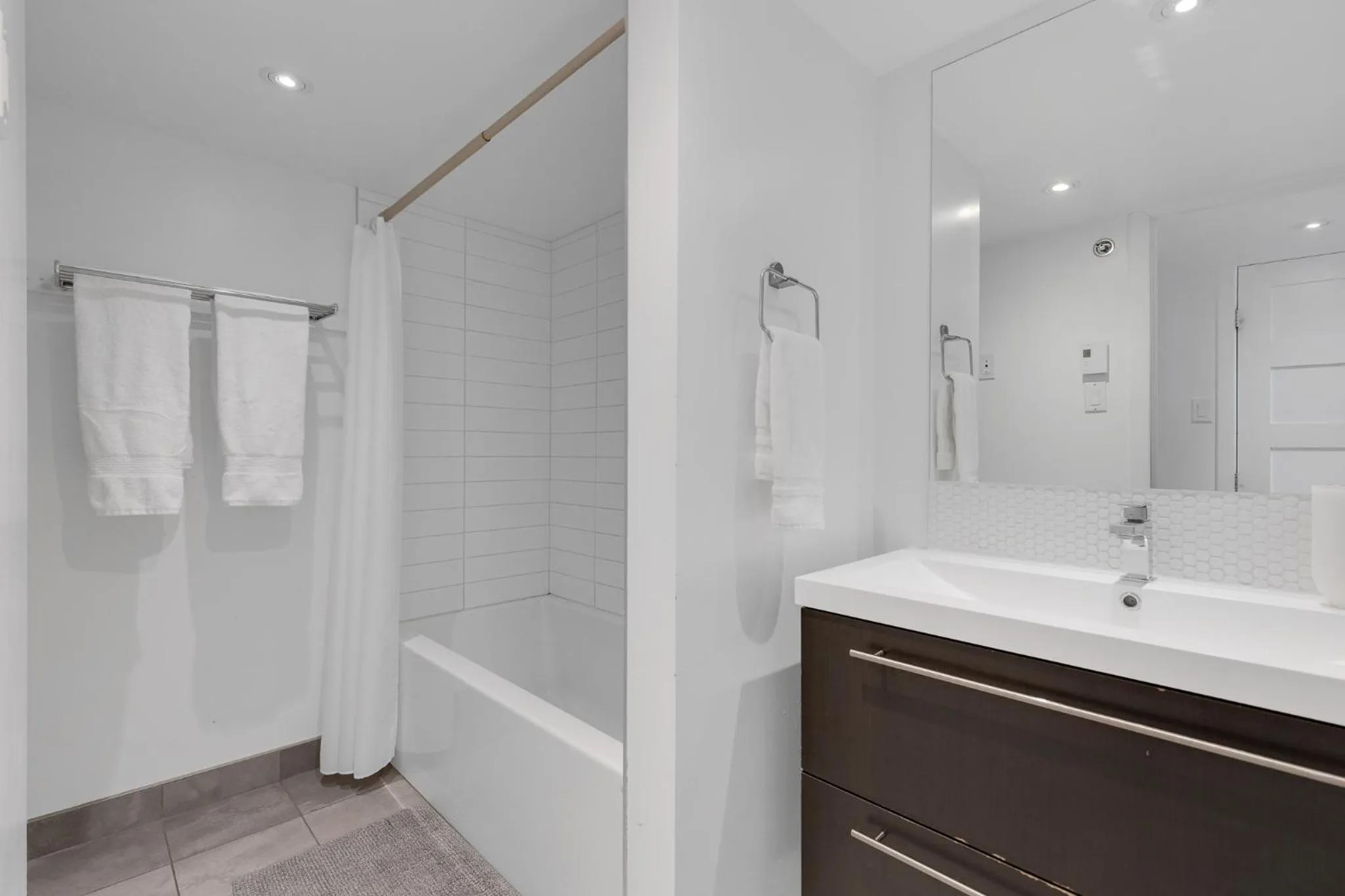 Shower in LiV MTL Downtown