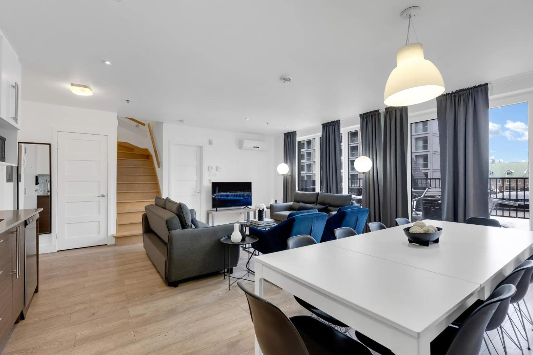 Communal lounge/ TV room in LiV MTL Downtown