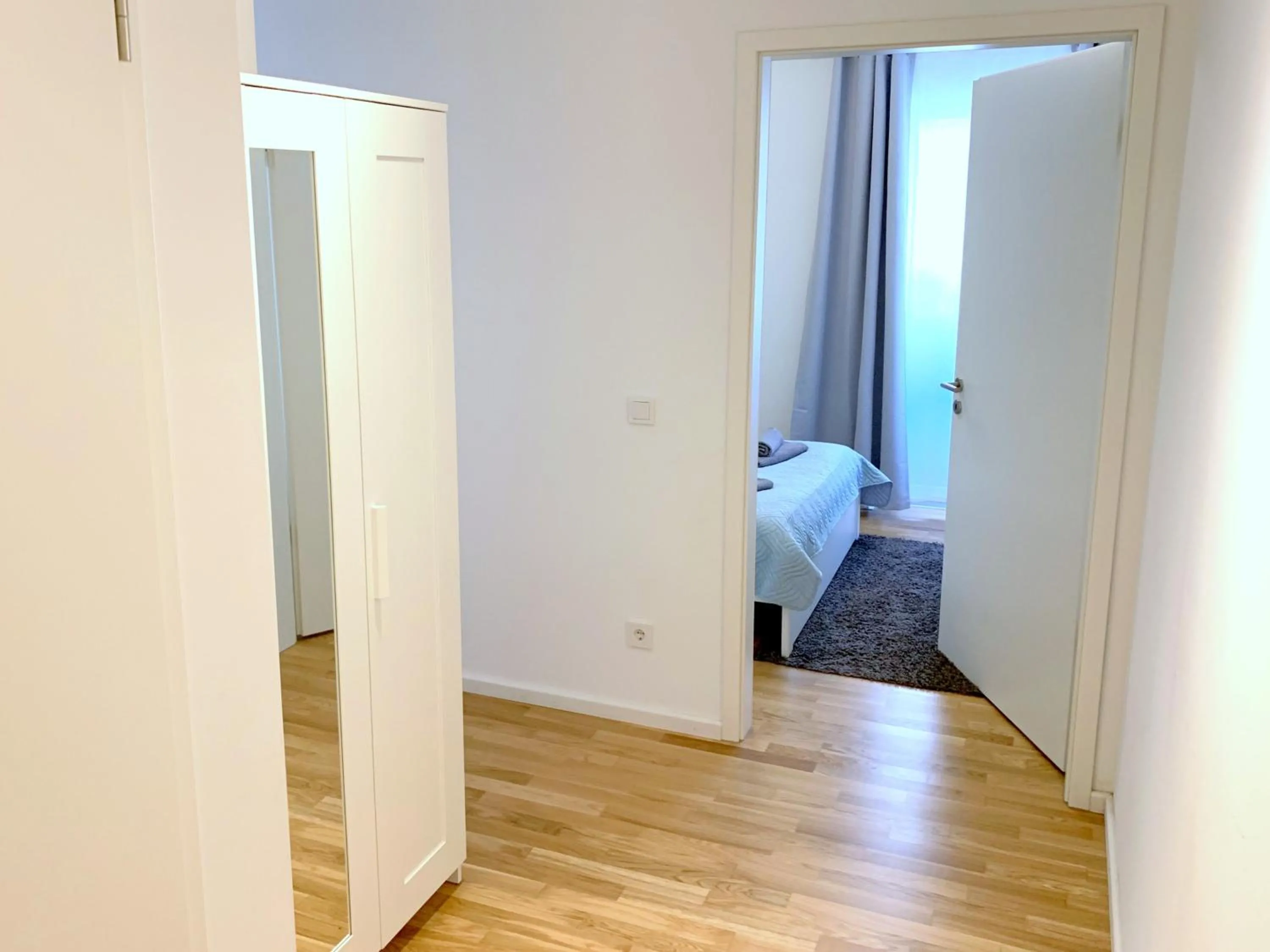 Moderne Ferienwohnung mit bodentiefer Dusche, Waschmaschine und Küche - "Hoffi"