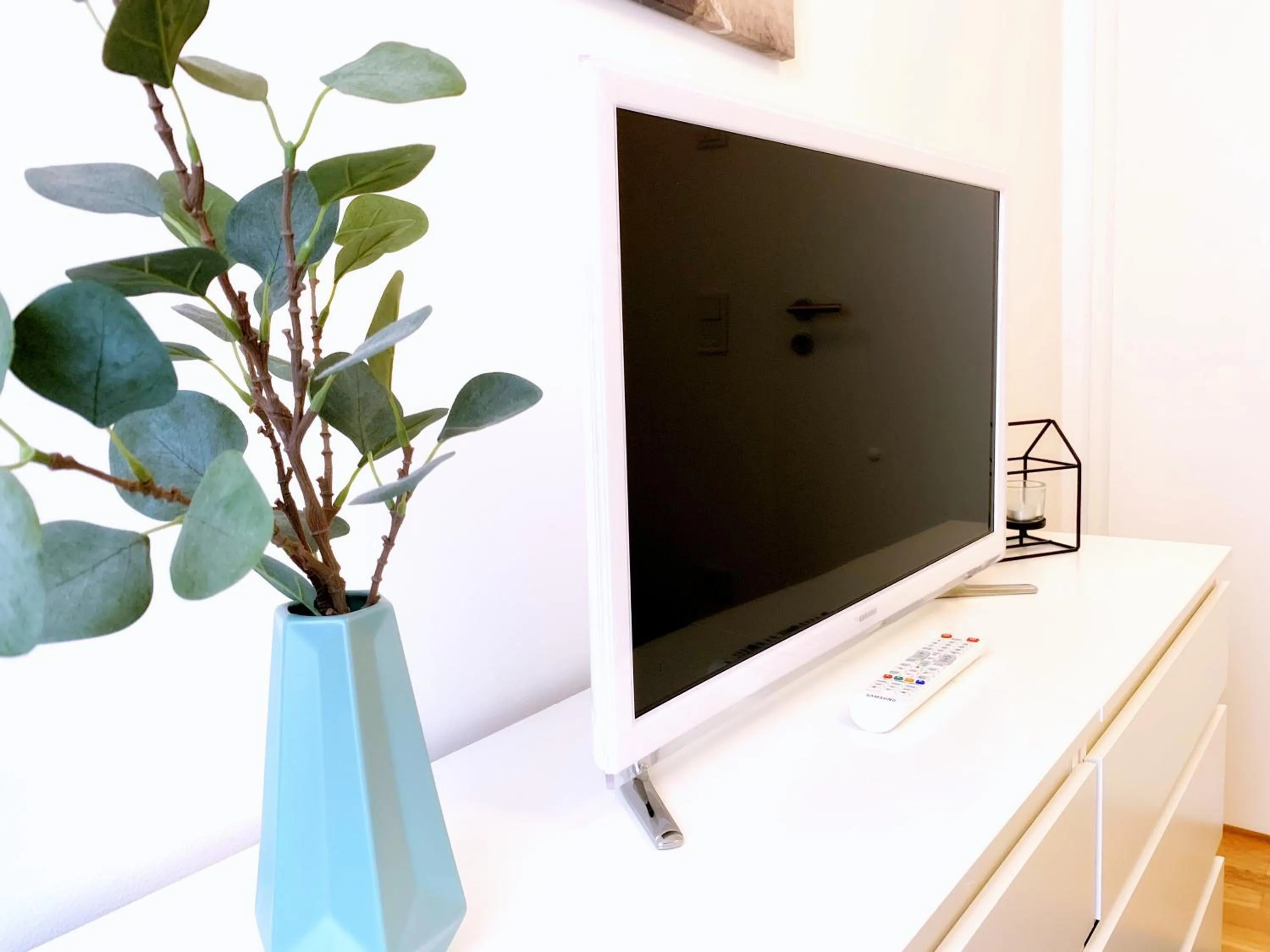 Moderne Ferienwohnung mit bodentiefer Dusche, Waschmaschine und Küche - "Hoffi"
