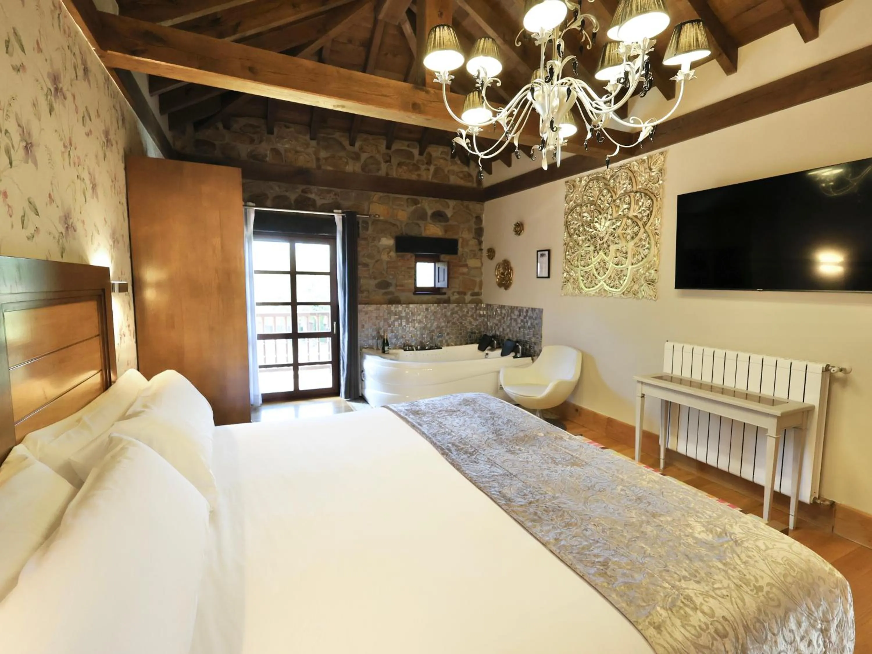 Photo of the whole room, Bed in Akla Hotel Suites Valles Pasiegos