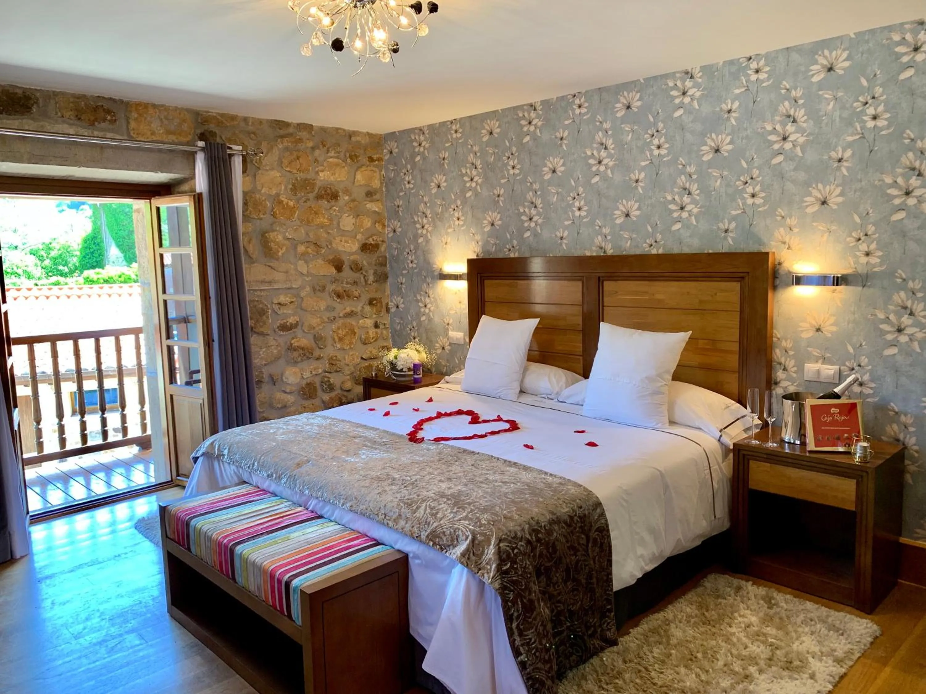 Photo of the whole room, Bed in Akla Hotel Suites Valles Pasiegos