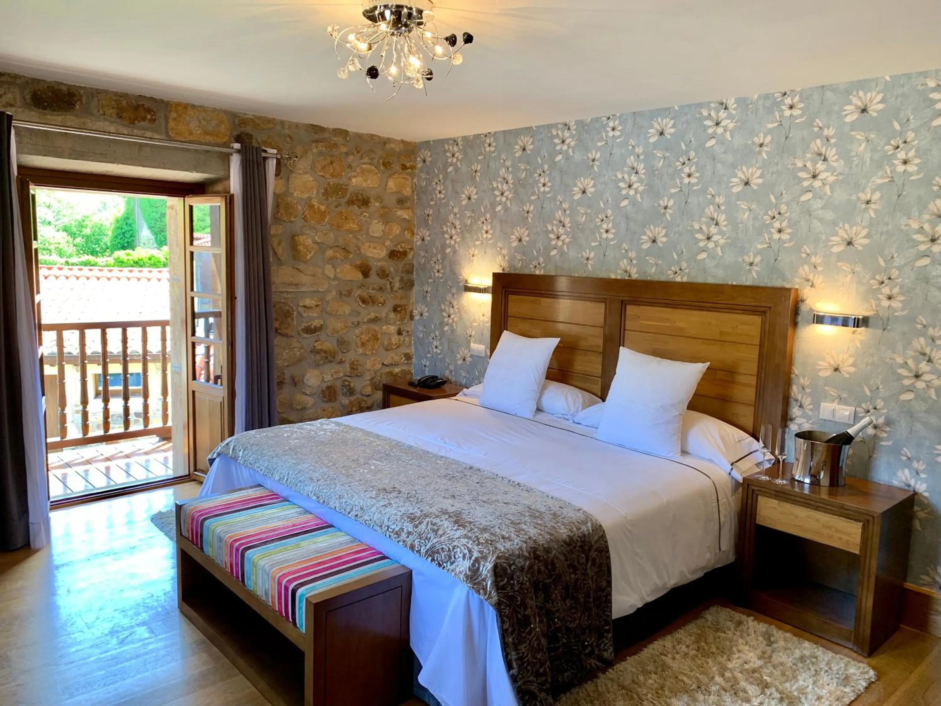 Photo of the whole room, Bed in Akla Hotel Suites Valles Pasiegos