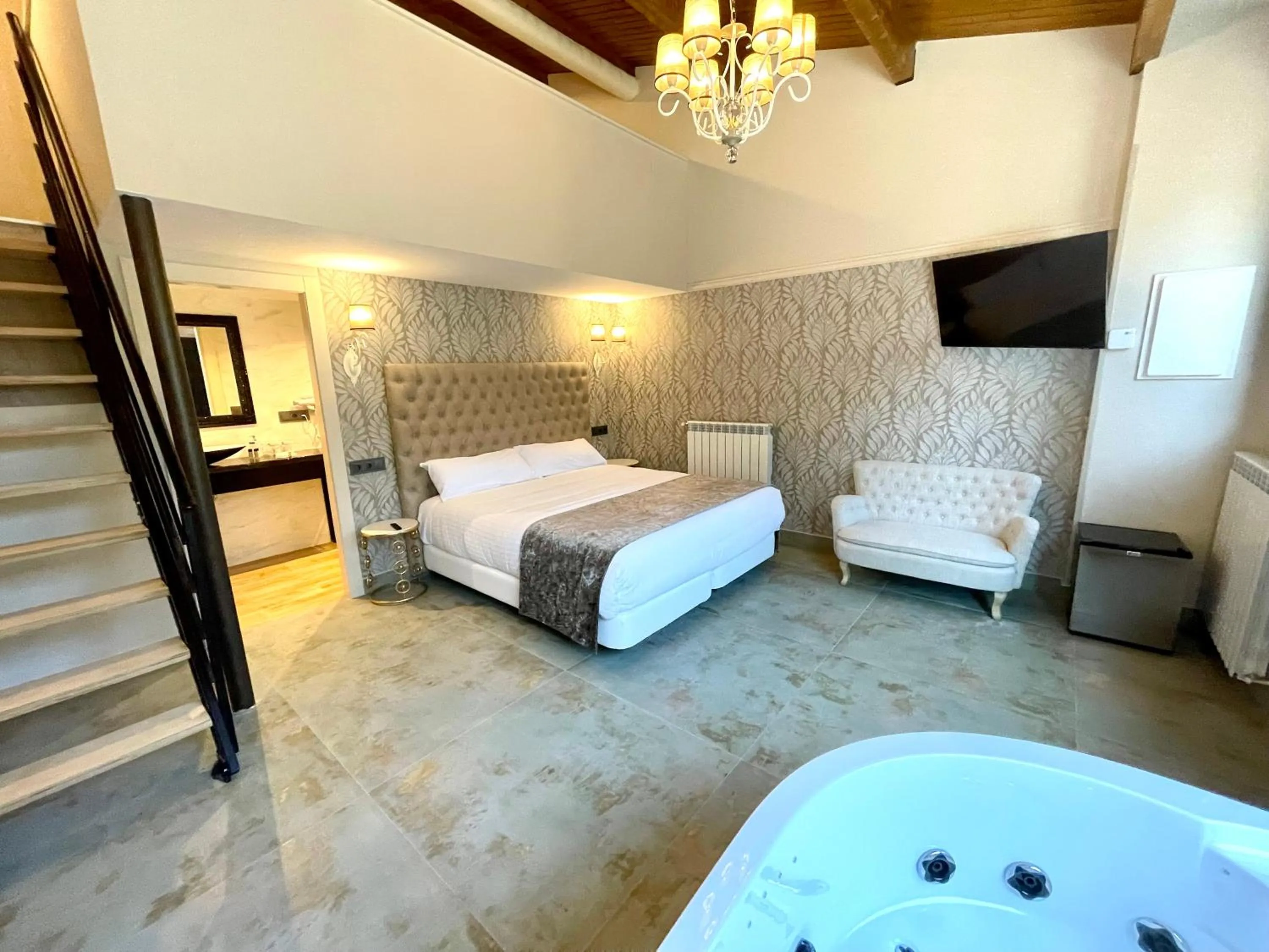 Photo of the whole room, Bed in Akla Hotel Suites Valles Pasiegos