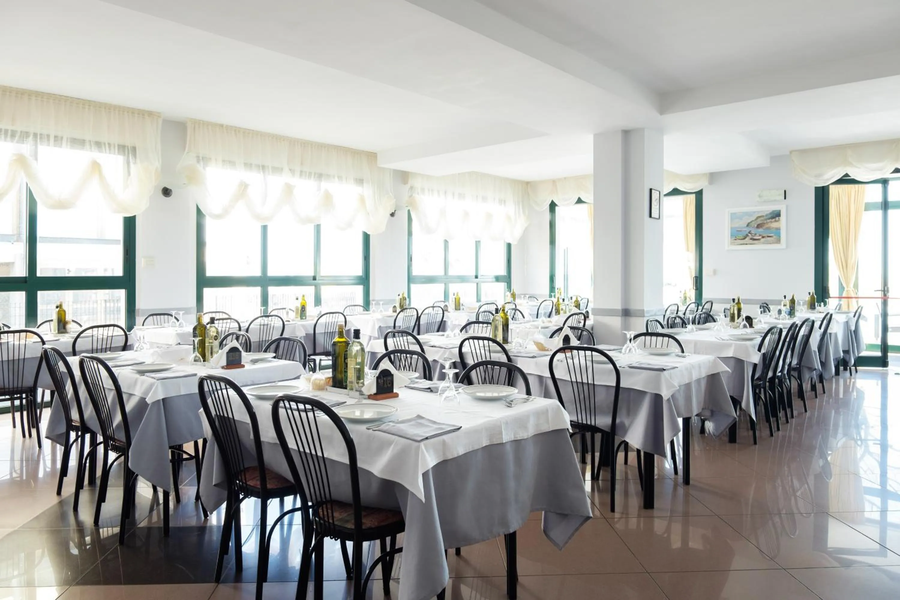 Restaurant/places to eat in Hotel Emilia