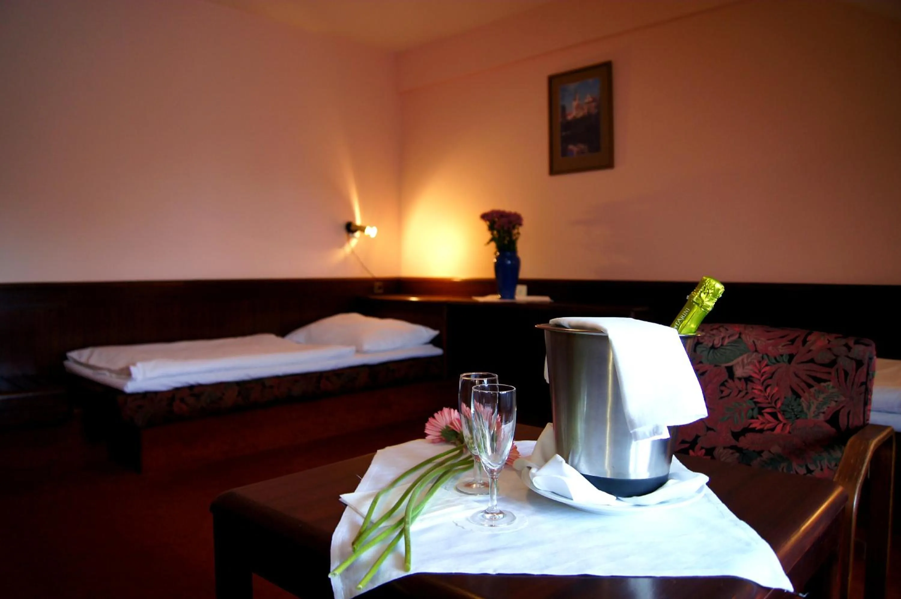 Property building, Bed in Hotel Floret