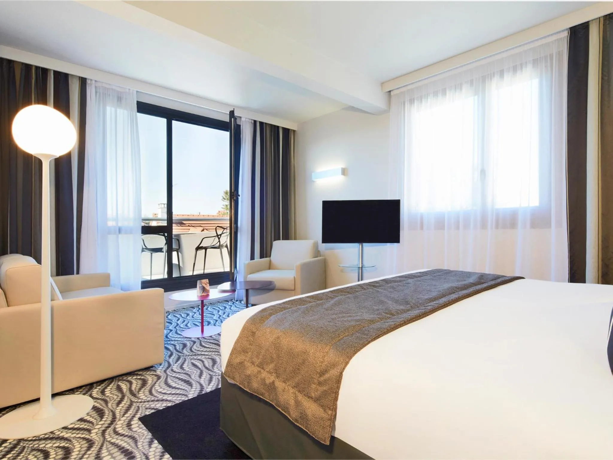 Balcony/Terrace, Bed in Kyriad Paris Ouest - Bezons La Défense