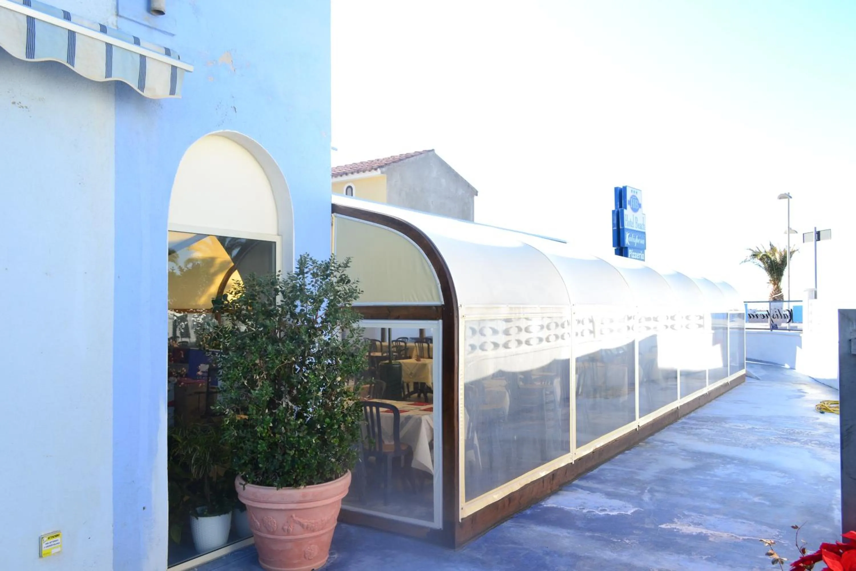 Restaurant/places to eat in Beach Hotel