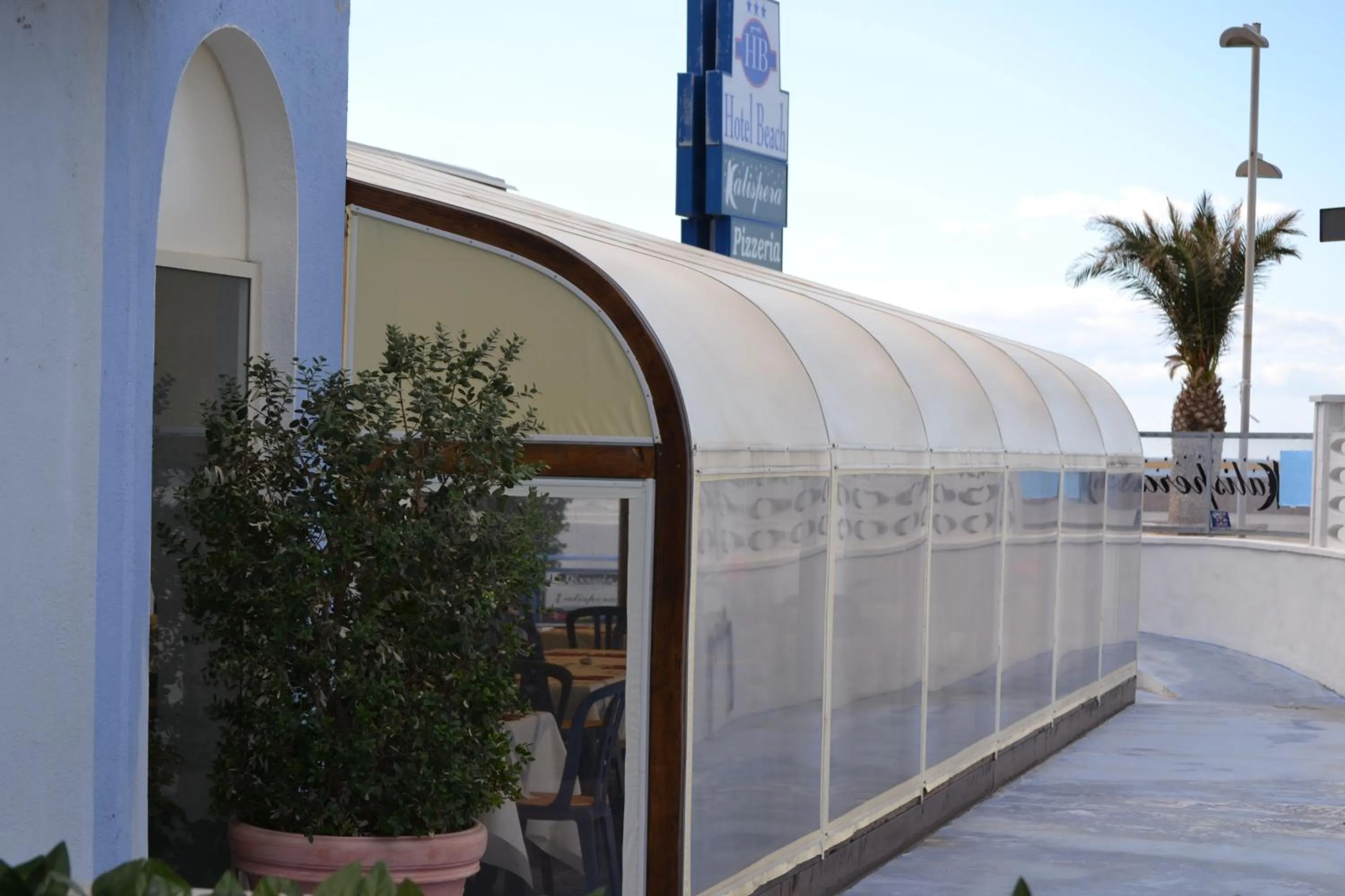 Restaurant/places to eat in Beach Hotel