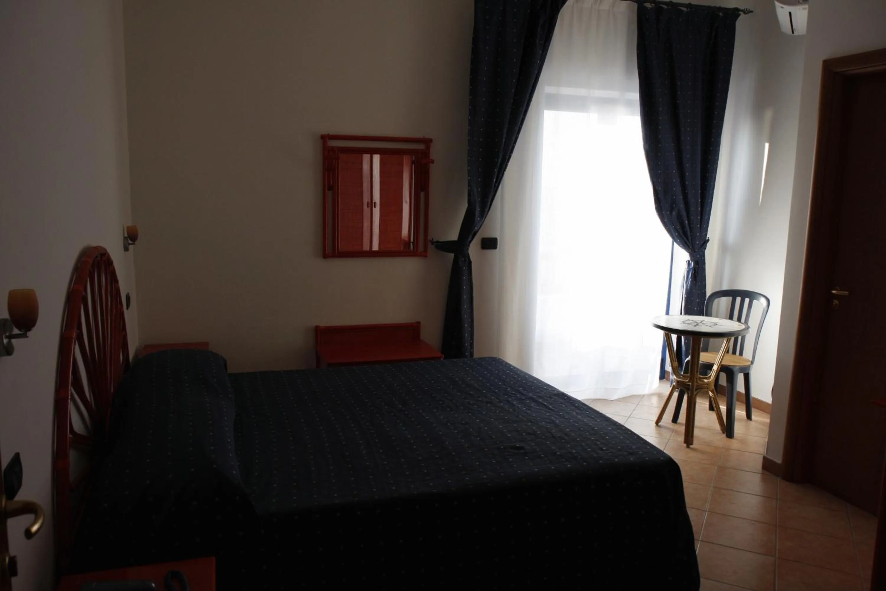 Bedroom, Bed in Beach Hotel