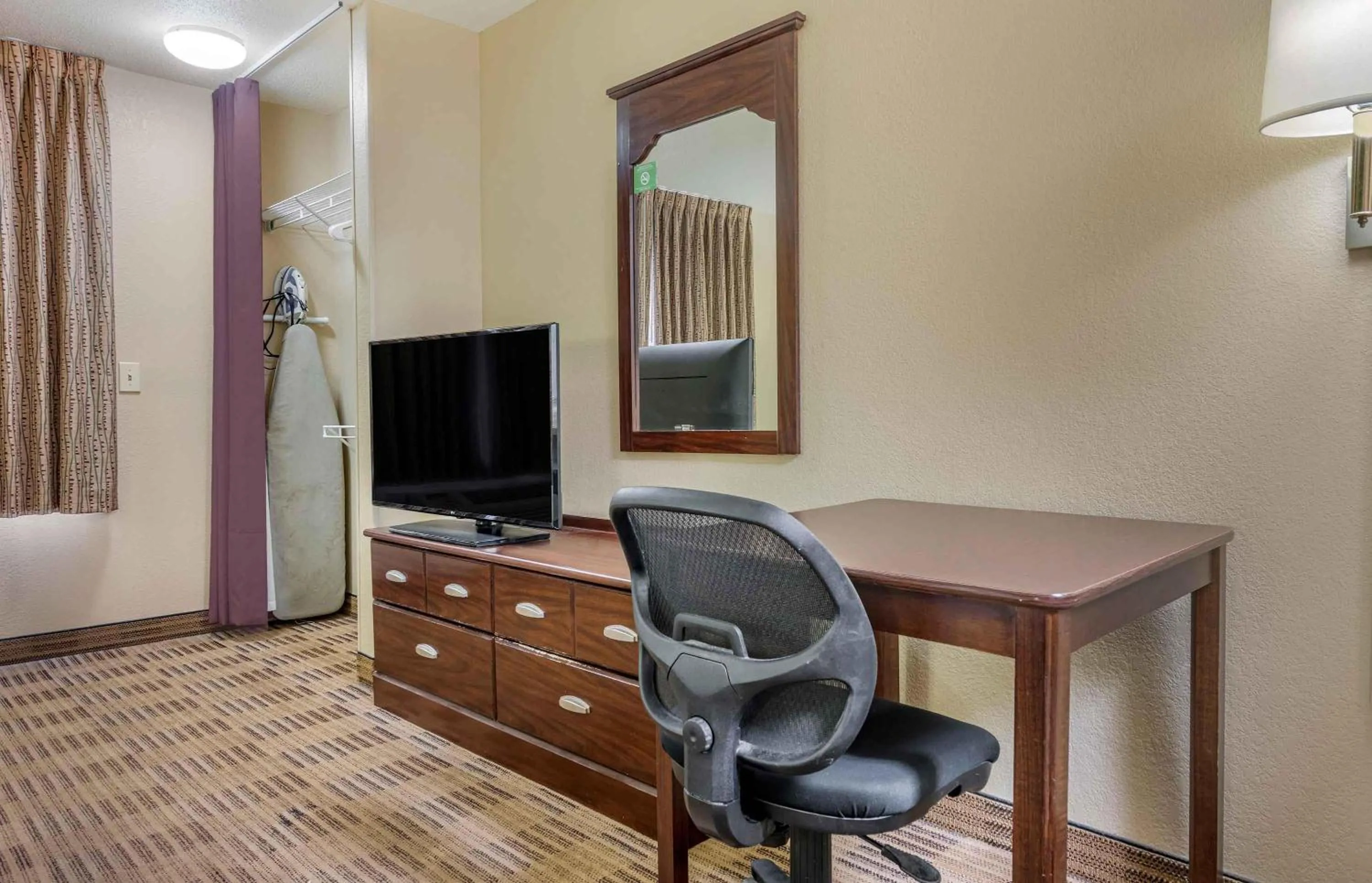 Bedroom in Extended Stay America Suites - Orlando - Orlando Theme Parks - Major Blvd