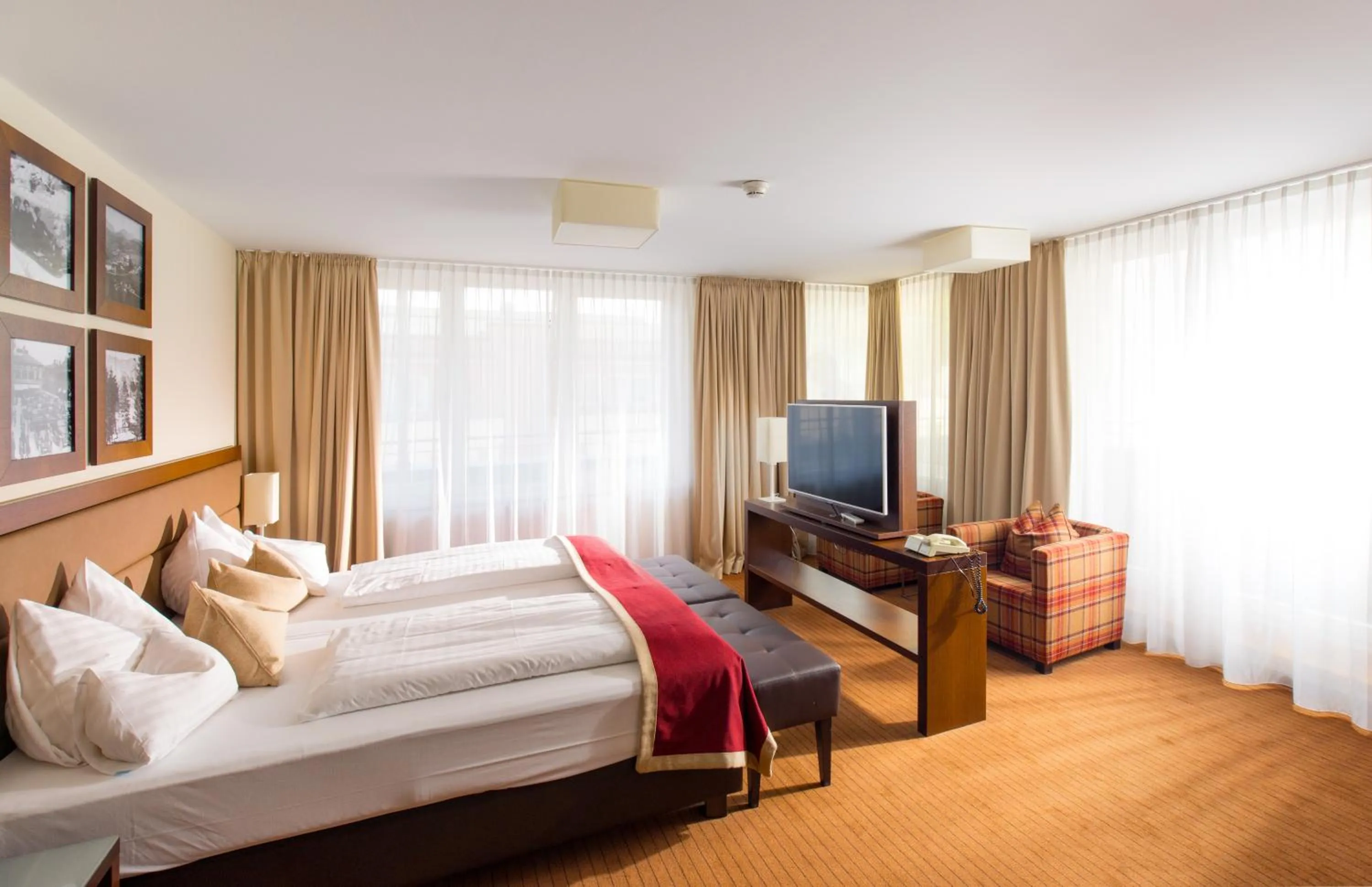 Shower, Bed in Hotel Stadt Kufstein