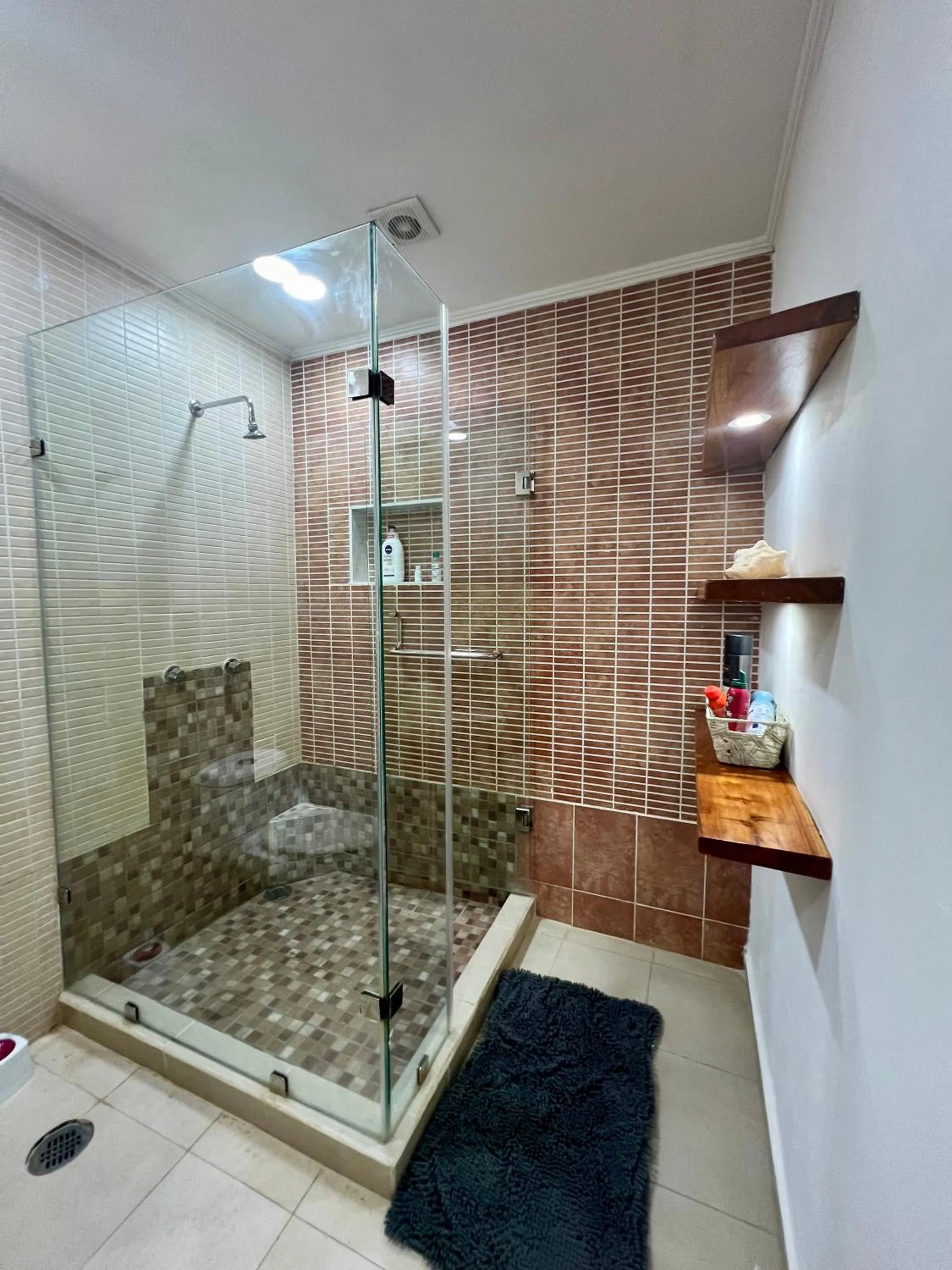 Shower in Cancun-Soho