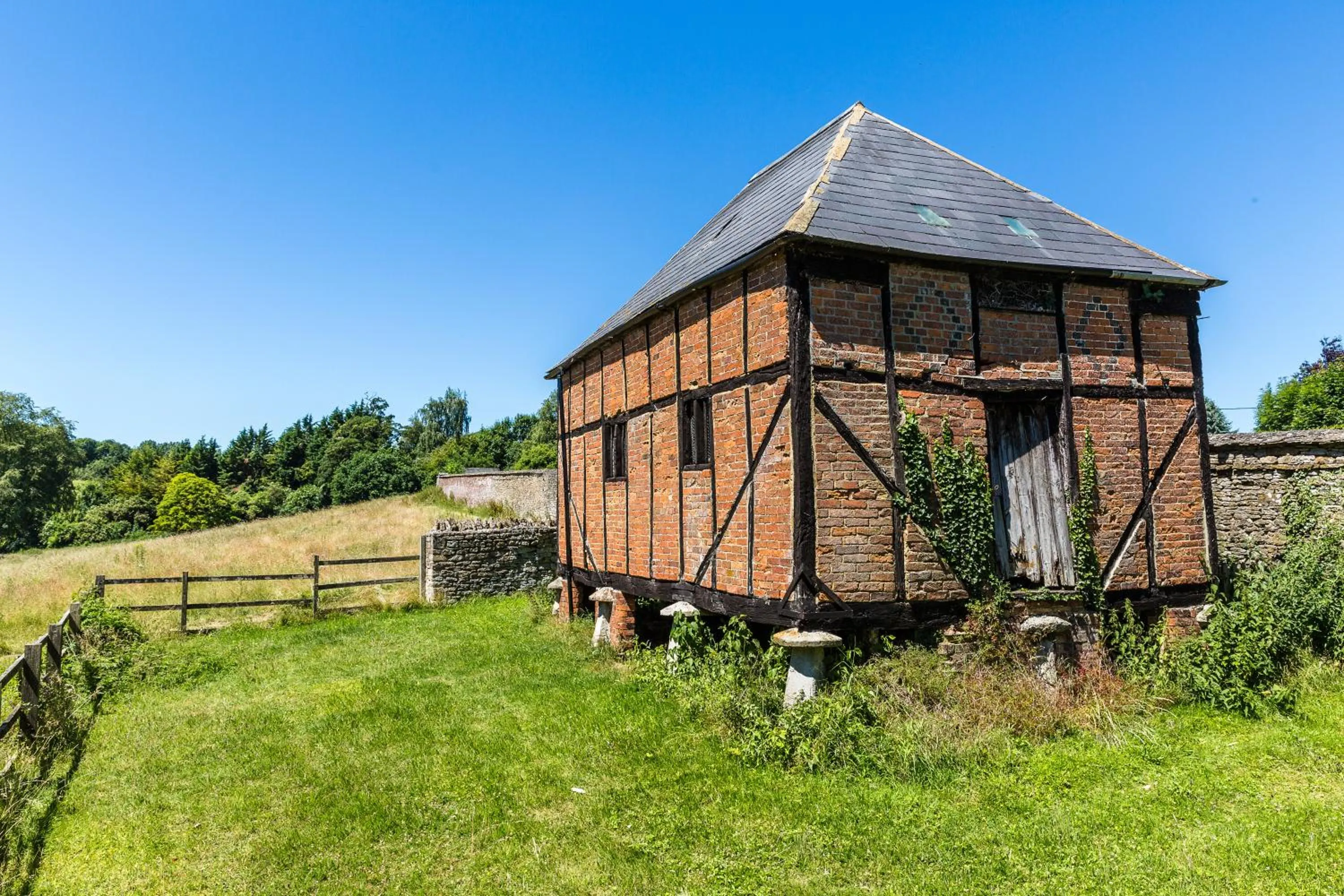 Nearby landmark in Middle Aston House