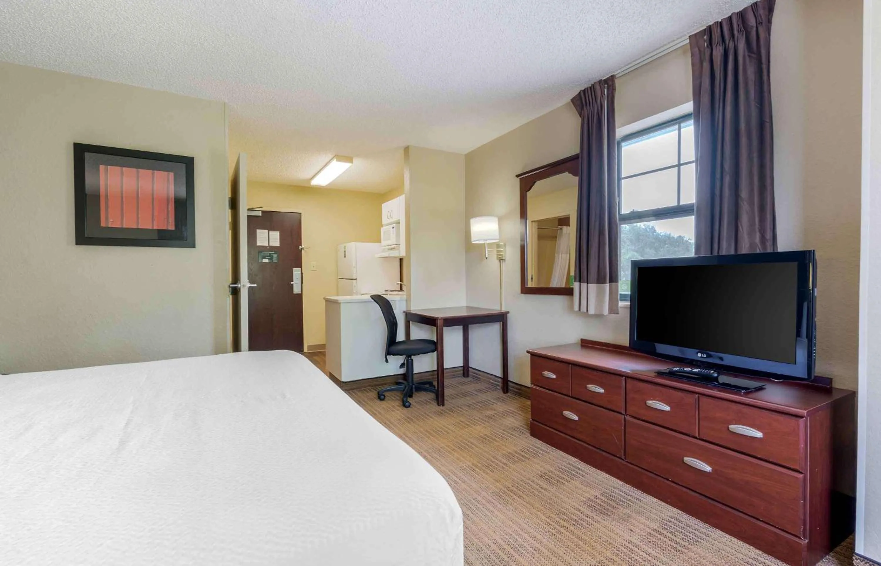 Bedroom, Bed in Extended Stay America Select Suites - Orlando - Maitland - 1760 Pembrook Dr